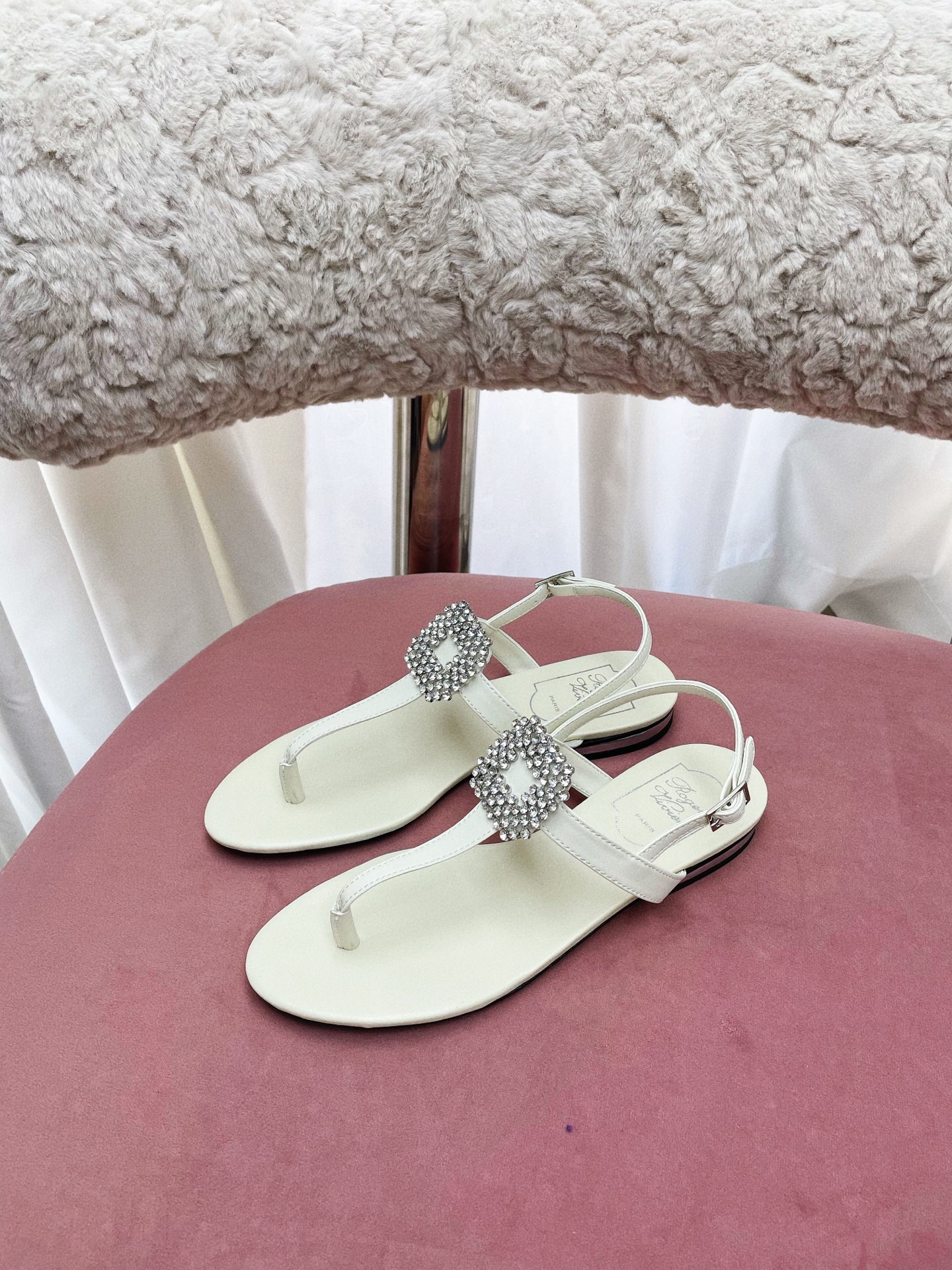 “European Style Parisian Sandals: Roger Vivier Collection with Square Diamond Detail and Italian Leather Soles” - 图片 2