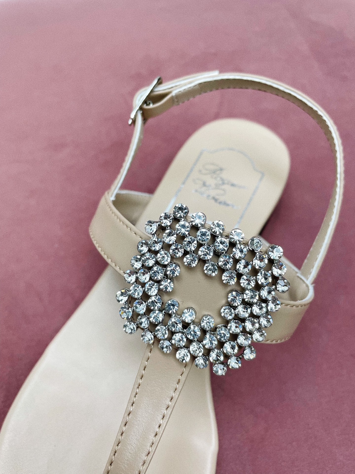 “Vintage Parisian Style Footwear: Roger Vivi’s Elegant and Comfortable Summer Sandals” - 图片 8