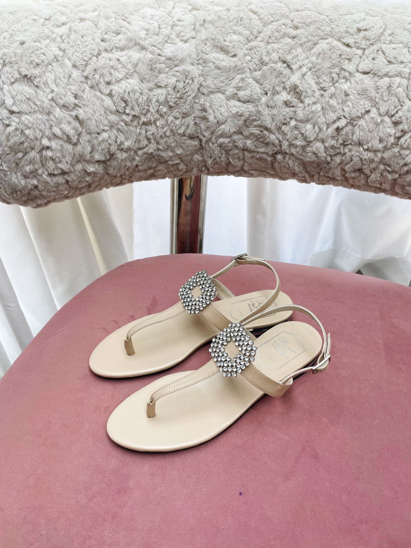 “Vintage Parisian Style Footwear: Roger Vivi’s Elegant and Comfortable Summer Sandals” - 图片 2