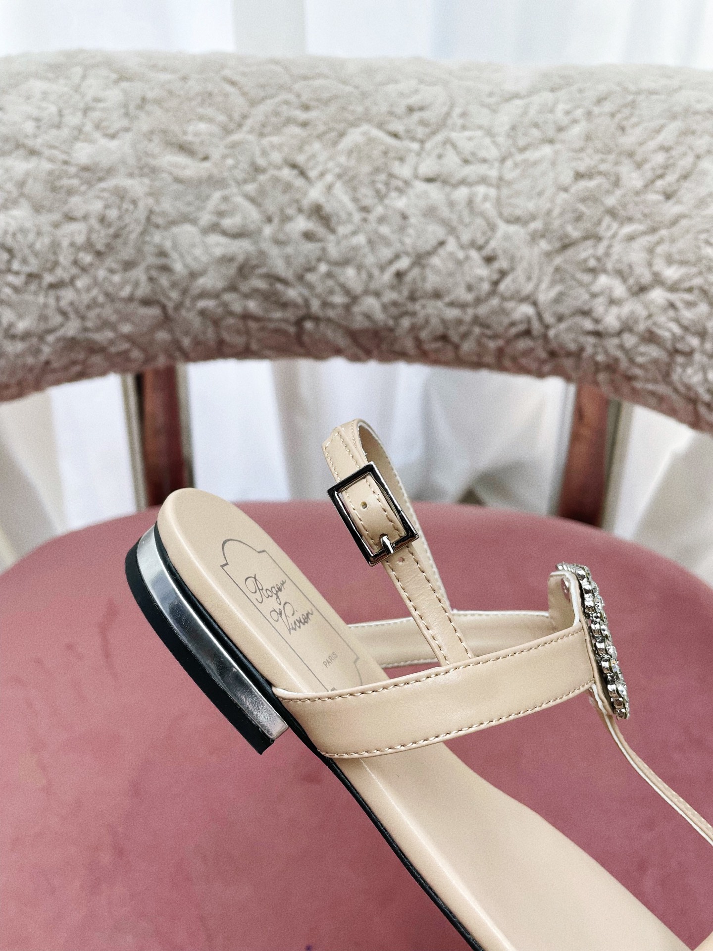 “Vintage Parisian Style Footwear: Roger Vivi’s Elegant and Comfortable Summer Sandals” - 图片 7