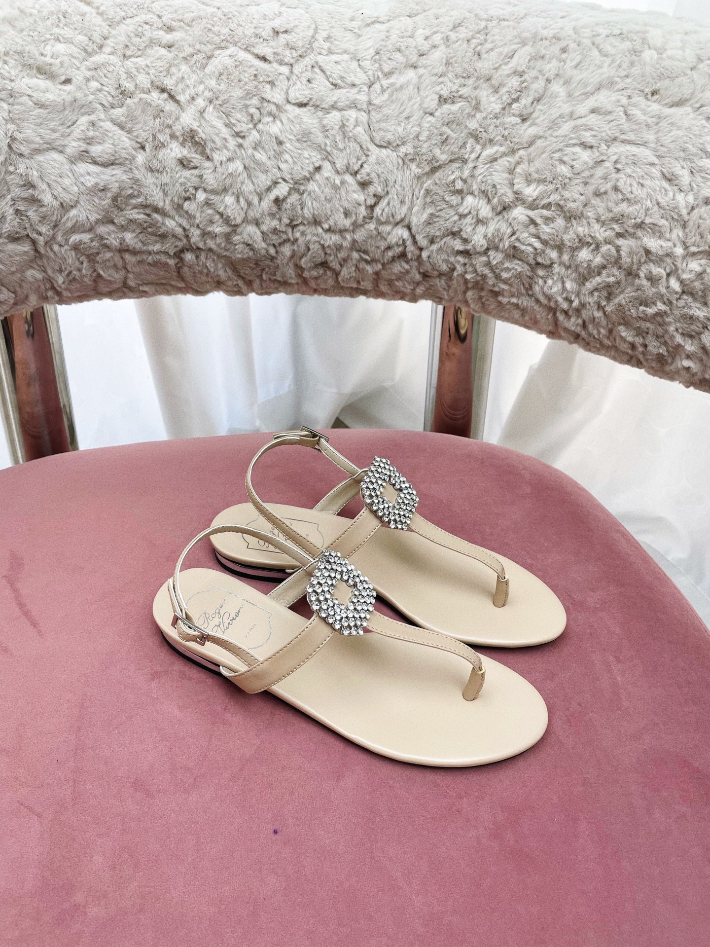 “Vintage Parisian Style Footwear: Roger Vivi’s Elegant and Comfortable Summer Sandals”