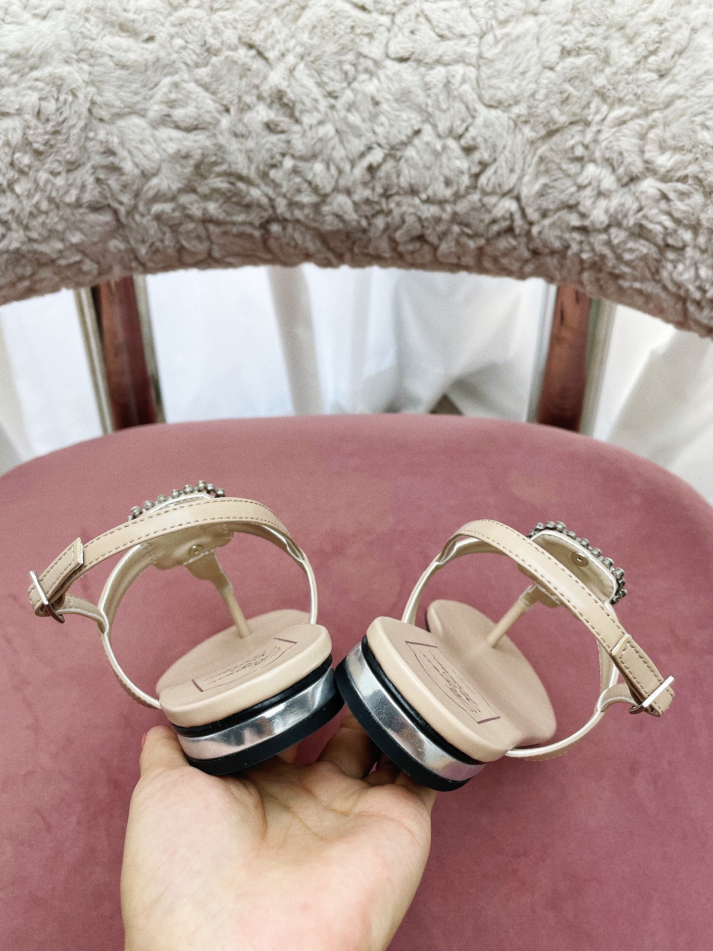 “Vintage Parisian Style Footwear: Roger Vivi’s Elegant and Comfortable Summer Sandals” - 图片 6