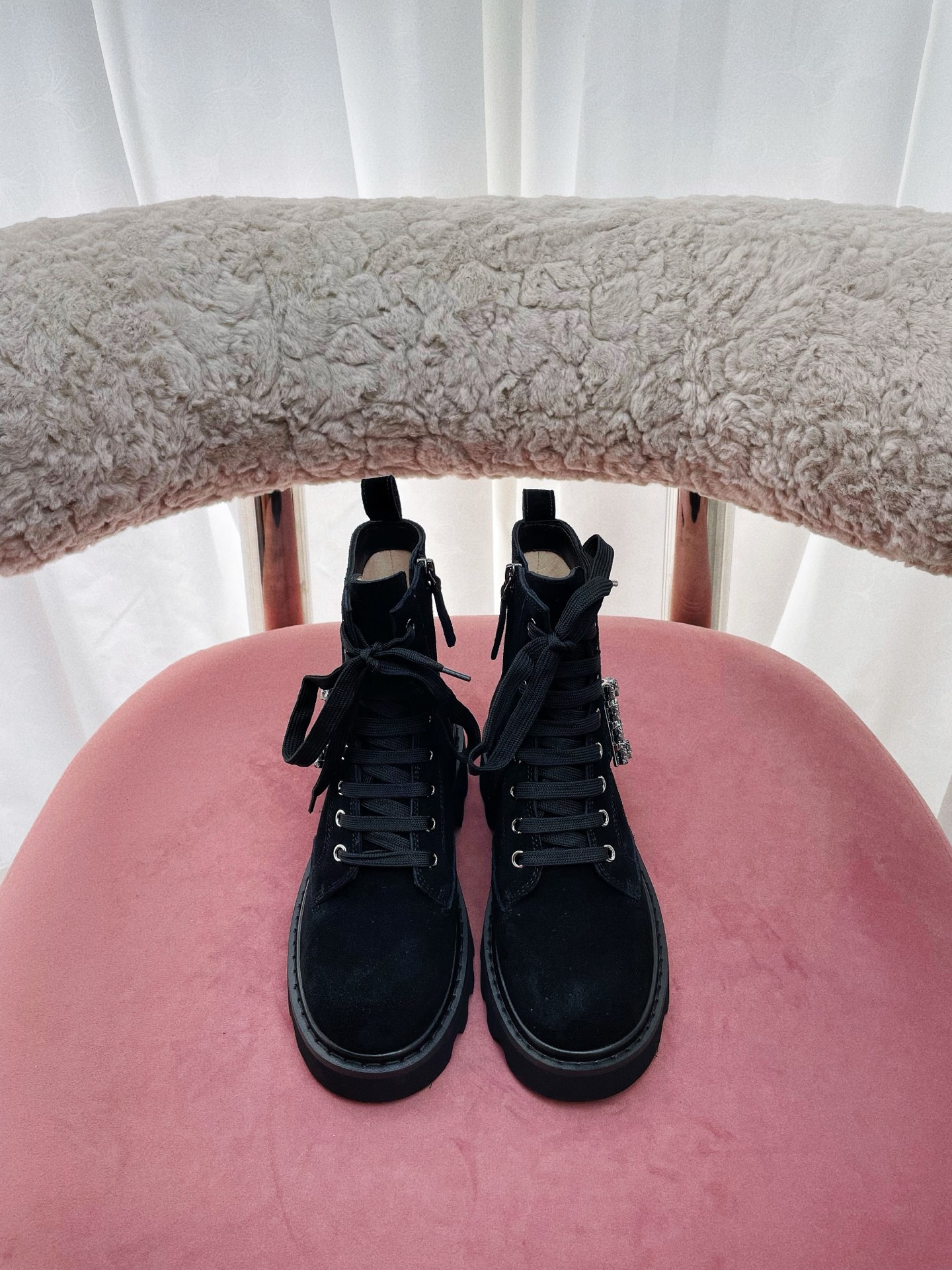 NO:489030,Top quality * 2025 autumn new Walkyviv metal buckle leather lace-up boots Martin boots The cool elements of fighting boots and the fashionable vitality of sports shoes are handmade in leather, paired with flash diamond buckles, and the lace-up design is handsome, adding Vivia's gentle temperament to cool girls. It is very comfortable to wear. Who else can I do in autumn and winter? It makes my legs look thin!  The boots can also be folded and adjusted in length. It can be matched with jeans, short skirts, and dresses. Super British classic leather shoes. The entire series of RVs are made in full (must-have RV short boots in autumn and winter~) Sole is customized with non-slip rubber sole. Material: original custom cowhide, inner breathable sheepskin inner lining, original custom metal buckle, size 35-40, 40 custom sizes, boots, boots, sneakers, skirts, jeans, cowhide, sheepskin19860909顶级品质  * 2025秋季新款Walkyviv 金属扣皮革系带靴马丁靴 揉合格斗靴的酷帅元素和运动鞋的时尚活力,以皮革手工制作,配以闪钻饰扣,系带设计个性帅气,为酷女孩增添维维亚温柔气质.上脚非常舒适 秋冬爆款舍我其谁 巨显腿细！靴筒还可以折叠调整长度 搭配牛仔裤 、短裙、连衣裙都可以 超英伦经典小皮鞋 RV全系列做齐（秋冬季必备RV款短靴~） 鞋底原版定制防滑橡胶底 材质:原版定制牛皮 内里透气羊皮内里 五金原版定制金属扣 码数35-40码 40定制码数,靴子,boots,sneakers,skirts,jeans,cowhide,sheepskin,Women's Shoes