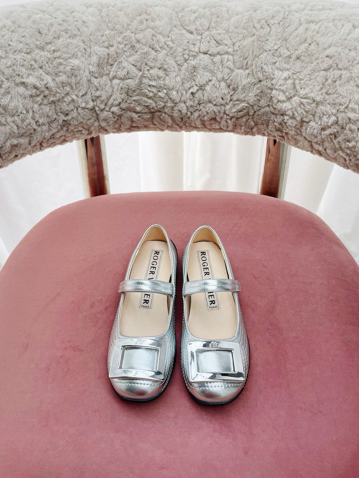 NO:489023,The latest RV of * 25 is in the gentle light. A upper is as bright as a mirror, reflecting the soft light and shadow around it. The simple square-toe design not only retains the retro charm but also incorporates a modern and fashionable feeling. A thin belt lies across the upper, which is inlaid with dazzling rhinestone buckles, like the stars shining in the night sky, emitting a charming light inadvertently. It is not only the decoration of the shoes, but also the finishing touch, adding a luxurious temperament to the whole. The low thick heel provides comfortable support while also providing elegant style, making every step calm and confident. The pink interior is like a gentle dream, adding a bit of romance to this cool black shoes.  This pair of single shoes seems to be a perfect fusion of fashion and comfort. Whether you are strolling on the streets of the city or being in an elegant party, you can easily control it and show your unique charm. Original custom rubber sole material: customized original sheepskin surface imported sheepskin footbed size 34-40 sizes 34/40 custom heel height 3cm matching full packaging, single shoes, sheepskin19860909出 * 25最新款RV在温柔的光线里,一鞋面如镜面般闪亮,折射出周围柔和的光影.简约的方头设计,既保留了复古韵味,又融入了现代时尚感. 一条细带横亘鞋面,其上镶嵌着璀璨的水钻扣饰,宛如夜空中闪烁的繁星,在不经意间散发着迷人光芒.它不仅是鞋子的装饰,更是点睛之笔,为整体增添了奢华气质. 低低的粗跟,在提供舒适支撑的同时,又不失优雅格调,让每一步都走得从容自信.粉色的内里,恰似一抹温柔的梦,为这双酷感的黑色鞋子添了几分浪漫. 这双单鞋,仿佛是时尚与舒适的完美融合,无论是漫步在都市街头,还是置身于优雅的派对,都能轻松驾驭,尽显独特魅力. 鞋底原版定制橡胶底 材质:定制原版羊皮面 垫脚进口羊皮垫脚 码数34-40码 34/40定制 跟高3cm 配套全套包装,单鞋,sheepskin,Women's Shoes