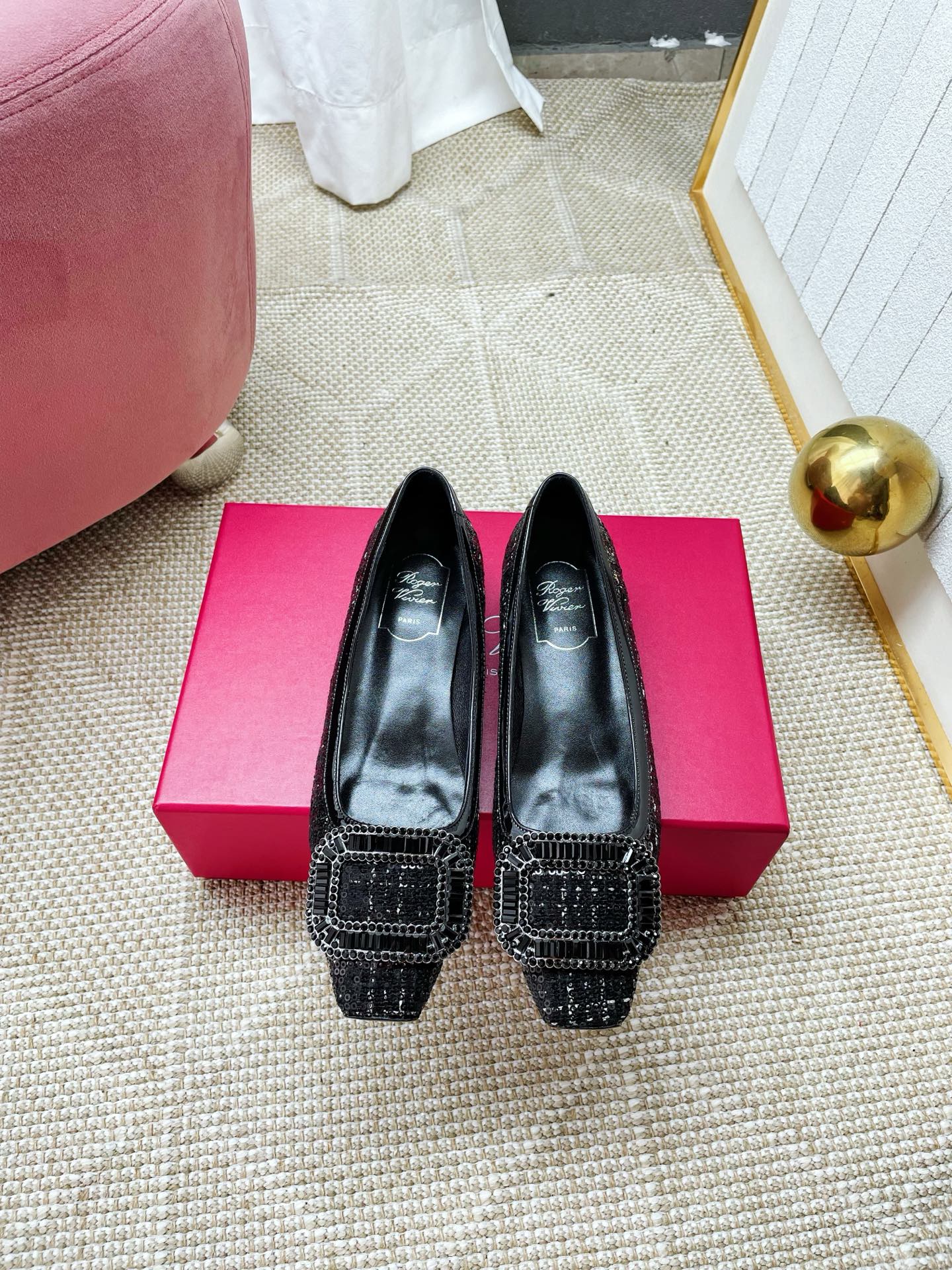 NO:679479,Out of * 25 new patent leather low-heeled wedding shoes. The classic and simple geometric design is elegant and the workmanship is exquisite and detailed. My favorite classic shoe style, the 2.5 small thick heel, has smooth lines and good wrapping. It is simple but full of high-end feeling. This year, there are also extra buckles and marble buckles, which double the texture and are simply not too beautiful!  The classic model of RV is the most practical and versatile. Whether it is a smart commuting outfit or an elegant French style, it can be easily managed~ It is said that women all over the world are crazy about high heels, so this pair of classic models of RV must be a must-have item for exquisite urban girls!  Wearing RV shoes for a whole day shopping is not tiring. Come and meet your sisters to go shopping! Original genuine leather outsole Material: Original customized sequins Grained sheepskin lining Hardware Original 11 customized diamond buckles Size 34-40 34/40/customized Heel height: 2.5cm, single shoes Mary Jane, mary jane, high heels, sheepskin, Leather soles19860909出 * 25新款漆皮低跟婚鞋 经典简约的几何设计落落大方 做工精致细节到位 最爱的经典鞋型,2.5的小粗跟,线条流畅,包裹性好,简约但尽显高级感~今年还出了现增扣和大理石扣,质感倍增,简直不要太美！RV的经典款就是最实用百搭的,不论是干练的通勤装还是优雅的法式穿搭都能轻松驾驭~ 都说全世界的女人都在为高跟鞋疯狂,那么RV这双经典款一定是精致都市Girl的必备单品！穿着RV的鞋逛上一整天都不嫌累哦~快快约上姐妹出门逛gai! 鞋底原版真皮大底 材质: 原版定制亮片 内里粒面羊皮内里 五金原版11定制钻扣 码数34-40码 34/40/定制 跟高: 2.5cm,单鞋玛丽珍,mary jane,high heels,sheepskin,Leather soles,Women's Shoes