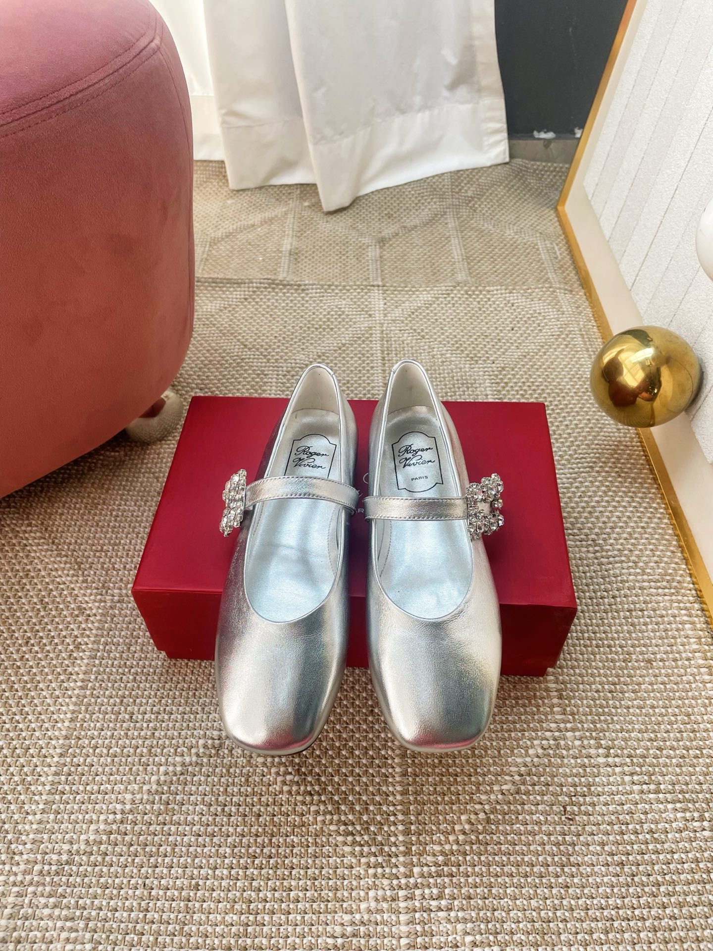 NO:630206,Out of * 25 latest series double diamond buckle white c-position diamond buckle Mary Jane!  The French retro style is so charming. Mary Jane is so charming at first glance. She looks white and elegant. Whether it is paired with a skirt or jeans, it has a feminine look. The small thick heels can make you walk steadily and can also increase the length of your legs. Ballet shoes continue the essence of elegance and convey the love of love. Everyone can't put it down with the double diamond buckle sandals. Meet everyone's needs.  Vivi has always been the most beautiful and attractive soft leather with classic and generous buckles, easily showing the romantic style of summer, hiding full red hearts, and overflowing with love every step of the way (available in all RV series!) Original Italian genuine leather outsole Material: original customized cowhide, lining imported sheepskin lining, hardware original Swarovski double rhinestone/snowflake diamond buckle Size 34-40 code 34/40 customization  Heel height 2.5cm (full set of counter packaging), single shoes, sandals, mary jane, skirts, jeans, cowhide, sheepskin, Leather soles19860909出 * 25最新款系列双钻扣显白c位钻扣玛丽珍！法式复古感好迷人一眼就相中的玛丽珍,显白又显优雅气质~无论是搭配裙装还是牛仔裤都hin有女人味~带的小粗跟走路稳稳的还能增高显腿长芭蕾舞鞋 延续优雅精髓,传递炙热爱意~双钻扣凉鞋大家爱不释手.满足大家需求 一贯vivi家唯美动人柔软皮革搭配经典大方扣轻松呈现夏日浪漫风情暗藏饱满红心,步步浓情四溢（RV全系列都有！） 鞋底原版意大利真皮大底 材质:原版定制牛皮 内里进口羊皮里 五金原版施华洛双水钻/雪花钻扣 码数34-40码 34/40定制 跟高2.5cm（全套专柜包装）,单鞋,sandals,mary jane,skirts,jeans,cowhide,sheepskin,Leather soles,Women's Shoes