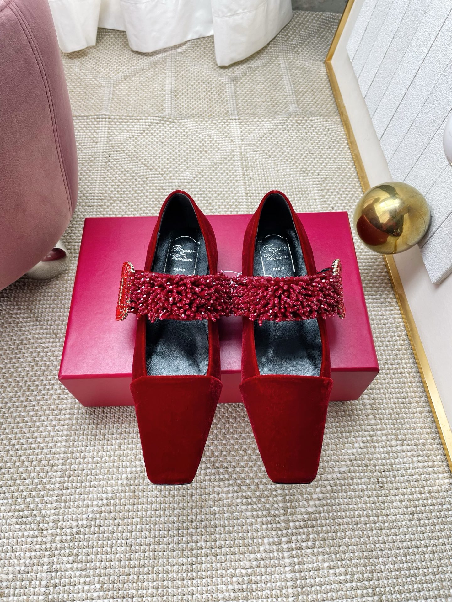 NO:749020,* RV2026 series velvet flat shoes, counter level. Elegant and noble temperament is its soul ~ a must-have for little fairies. There is a magic that makes fashionable people around the world rush to wear them, and major celebrities also choose them for their wedding shoes!  Customized fried chicken with sparkling Swarovski rhinestone buckles. Good shoes look different at first glance, high-end and classy!  The sole is original customized A-grade leather outsole. Material: Customized original velvet surface. Foot pads. Imported sheepskin pads. Size 34-40. Customized 34/40. Heel height 2.5cm. Comes with a full set of packaging, single shoes, sheepskin, Leather soles.19860909* RV2026系列 丝绒平跟单鞋 专柜级别 典雅高贵的气质是它的灵魂所在～小仙女的必入款 有一种魔力让全球潮人都抢着穿,各大明星的婚鞋也都选它！ 定制炒鸡闪闪惹人爱的施华洛水钻扣 好鞋一眼看上去就不一样,高端大气上档次！ 鞋底原版定制A级真皮大底 材质:定制原版丝绒面 垫脚进口羊皮垫脚 码数34-40码 34/40定制 跟高2.5cm 配套全套包装,单鞋,sheepskin,Leather soles,Women's Shoes