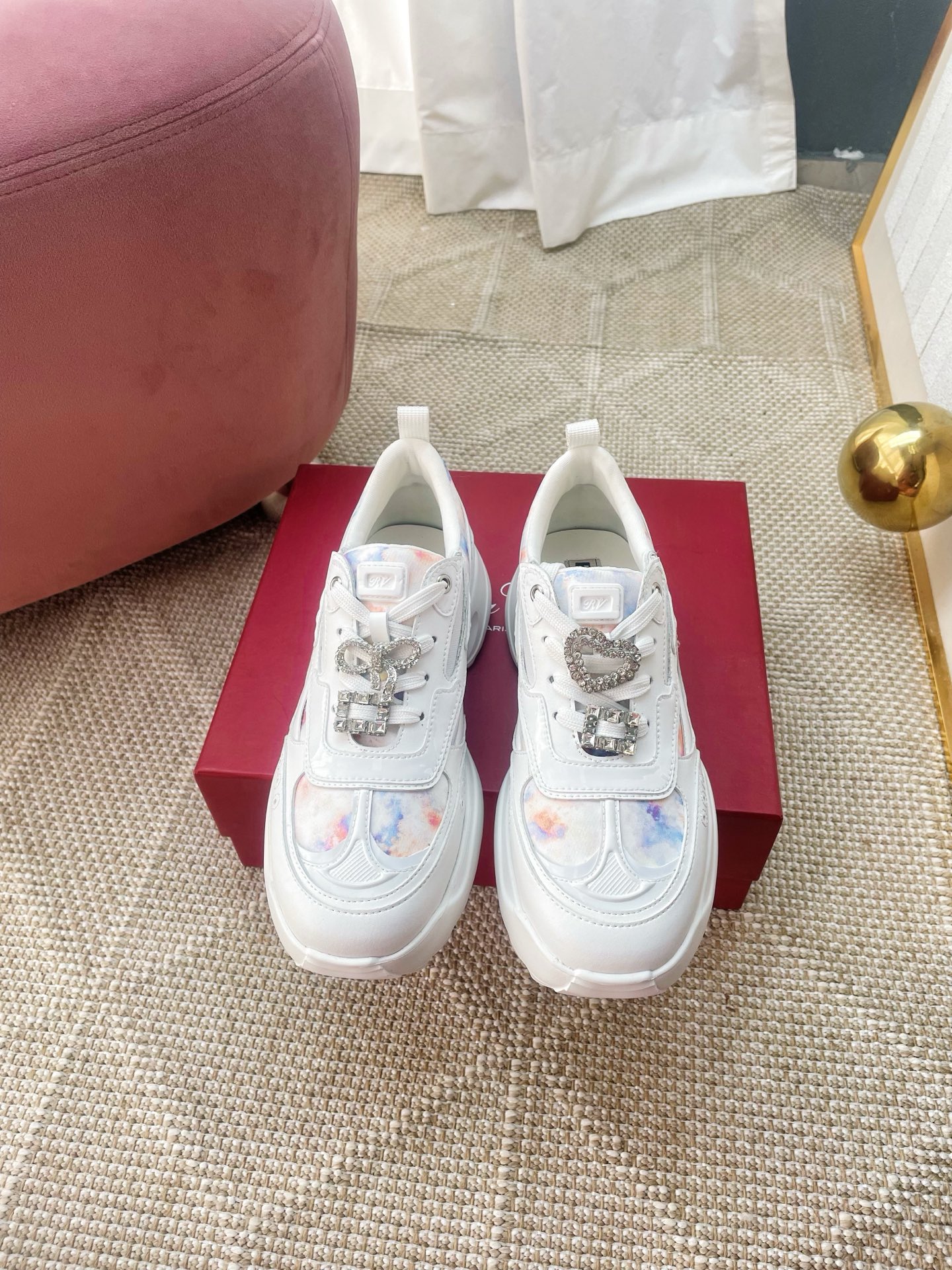 NO:749024,* 2025 spring and summer new women's lace-up RV thick-soled Viv Motor leather patchwork casual sports shoes. Easy to wear and versatile. Top This season's latest Viv'Skate diamond-buckle thick-soled casual shoes can steadily lengthen your legs in seconds. They are handmade from cowhide and equipped with gorgeous diamond buckles, which can easily enhance various daily outfits. Celebrities, Internet celebrities and ladies all have a pair of loafers. This pair of loafers is from shoe shape to leather to shoe buckle.  Perfect and impeccable, easily interpreting the French romantic style. Complete RV series (must buy RV loafers every year ~ a welfare model for little sisters). Original EVA foam rubber sole. Material: original customized cowhide. Imported lambskin lining. Original hardware. 11 customized diamond buckles. Size 34-40. 34/40 customized. Heel height 5cm, casual shoes/sports shoes, loafers, sneakers, cowhide, sheepskin.19860909* 2025春夏新款女士 系带RV厚底Viv Motor皮革拼织物休闲运动鞋 好穿、百搭没得话说Top本季最新Viv'Skate钻扣厚底休闲鞋,稳稳妥妥秒变大长腿 以牛皮手工制成,配以华丽的闪钻饰扣,轻松提升各种日常装束.明星网红名媛小姐姐人手一对乐福鞋 这双乐福鞋从鞋型到皮质到鞋扣 完美的无可挑剔 轻松演绎法式浪漫风情 RV全系列做齐（每年必买RV乐福鞋~到爆炸 小个子姐姐的福利款） 鞋底原版EVA发泡橡胶底 材质:原版定制牛皮 内里进口小羊皮 五金原版11定制钻扣 码数34-40 34/40定制 跟高5cm,休闲鞋/运动鞋,loafers,sneakers,cowhide,sheepskin,Women's Shoes