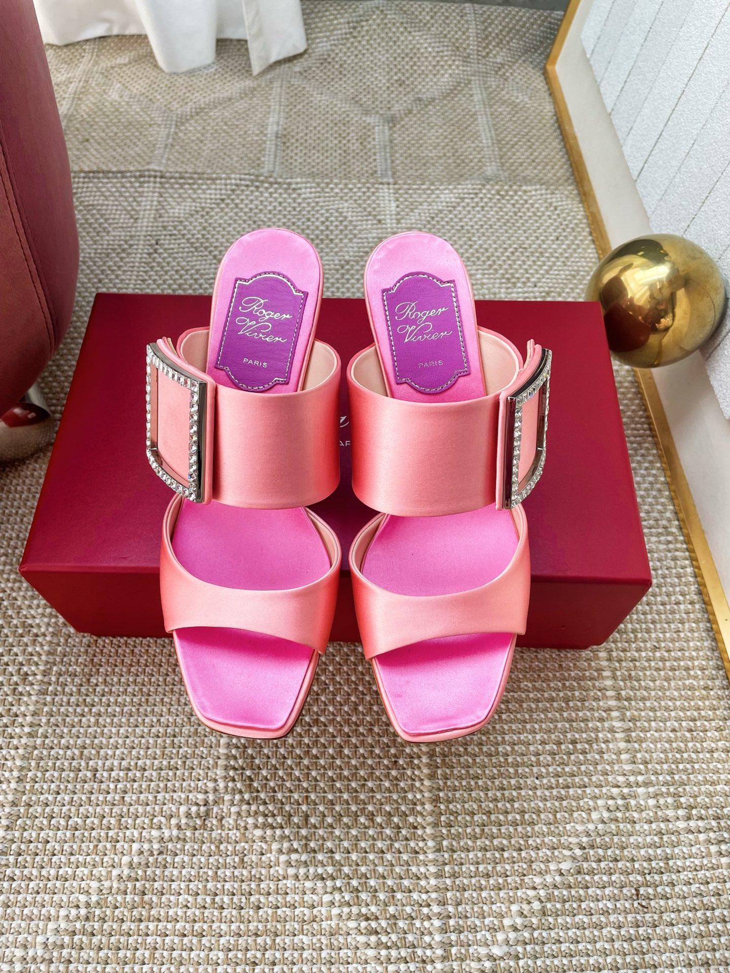 NO:748987,* 26 new square buckle rhinestone small heel sandals. As soon as I saw this slipper, I was attracted by its fresh and refined temperament. I feel like sprinting for 100 meters when I put it on. The feet feel so comfortable, the workmanship details are perfect, and the feet are very comfortable. Highly recommended (a beautiful shoe that is suitable for the workplace or daily life). The sole is original Italian leather outsole. Material: original customized silk. The lining is imported grain sheepskin. The hardware is original cow patent leather buckle. Size 34-40.  34/40 Customized heel height 9.5cm (high heels), high heels and slippers, high heels, slippers, sheepskin, real silk, Leather soles19860909* 26新款方扣水钻小跟儿凉拖 一看到这款拖鞋就被他清新脱俗的气质吸引啦 穿上它好想百米冲刺 脚感太舒服了 做工细节完美 ,上脚非常舒适 非常推荐（职场或是日常都很合适的一款美鞋） 鞋底原版意大利真皮大底 材质:原版定制真丝 内里进口粒面羊皮 五金原版牛漆皮包扣 码数34-40码 34/40定制 跟高9.5cm（高跟）,高跟鞋拖鞋,high heels,slippers,sheepskin,real silk,Leather soles,Women's Shoes