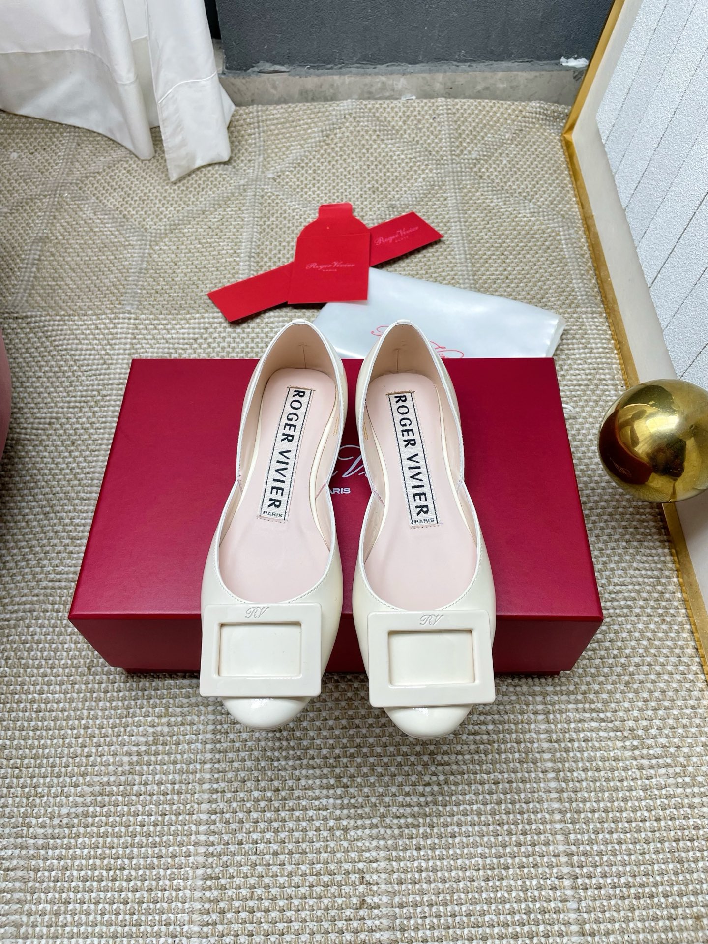 NO:817549,Top quality * 26 new model of hollow ballet shoes with agate buckle. As RV's unique shoe type, hollow shoe type, cool and convenient, slipper and single shoe in one. This ballet shoe is made of patent leather, equipped with lacquered decorative buckle. Easy to wear, light and comfortable, very suitable for summer. Unique resin buckle, low-key and textured, simple and durable. New design of patent leather buckle ballet flats, retaining classic elements, rubber sole design is the best value for money! Sole original customized rubber sole Material: original customized cow patent leather lining imported soft sheepskin hardware original 11 customized diamond buckle code number 35-40 (40 customized) heel height 2 cm, single shoes, flats, slippers, sheepskin19860909顶级品质  * 26新款玛瑙扣中空芭蕾舞鞋单鞋 作为rv独有鞋型 中空鞋型 凉快方便 拖鞋单鞋一体 本款芭蕾舞鞋漆皮制作,配以镀漆饰扣.简便易穿,轻便舒适 超适合夏天独特树脂扣 低调有质感 简洁耐用 漆皮搭扣芭蕾平底鞋新設計 保留經典元素 膠底設計最加分 性价比高！ 鞋底原版定制橡胶底 材质:原版定制牛漆皮 内里进口柔软羊皮 五金原版11定制钻扣 码数35-40（40定制） 跟高2 cm,单鞋,flats,slippers,sheepskin,Women's Shoes
