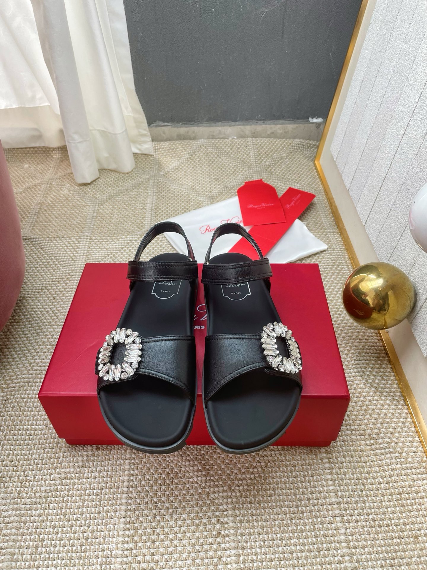 NO:817544,Out of * 26 new rhinestone buckle sling Roman sandals, RV's super popular thick-soled rhinestone sandals, sole. This sandal is really beautiful, looks great on the foot, original replica, super correct shape, perfect workmanship details, very comfortable on the foot, elegant and versatile. Original molding (not the ordinary version in the market). Original custom anti-slip rubber sole for the sole. Material: original customized cowhide. Imported sheepskin lining. Hardware. Original 11 molding Swarovski diamond buckle.  Size 35-40, 40 customized styles, sandals, sandals, cowhide, sheepskin19860909出  * 26新款水钻扣后绊带罗马凉鞋 RV超火爆的一款厚底水钻凉鞋 鞋底 这款凉鞋真的是美爆了,上脚超级的好看,原版复刻 版型超正 做工细节完美 ,上脚非常舒适 高雅百搭.原版开模（不是市场的普通版本） 鞋底原版定制防滑橡胶底 材质:原版定制牛皮 内里进口羊皮 五金原版11开模施华洛钻扣 码数35-40码 40定制款式,凉鞋,sandals,cowhide,sheepskin,Women's Shoes