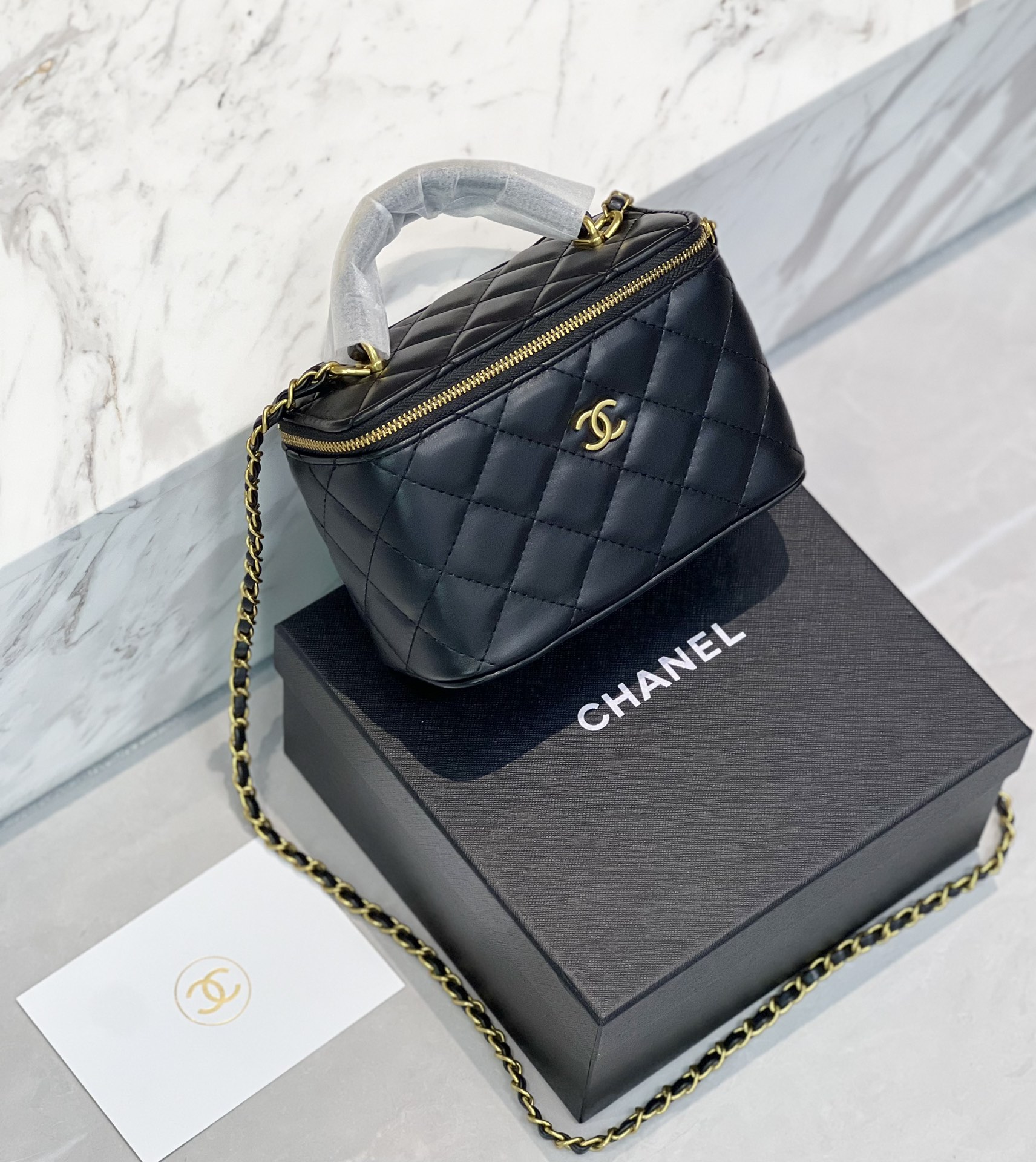 新款 CHANEL#金手柄盒子包赠品款#,复古王者金属手柄,贵气感一下子拿捏,很精致,手拎个斜挎都可以,容量很友好~尺寸:17-8-11cm 2
