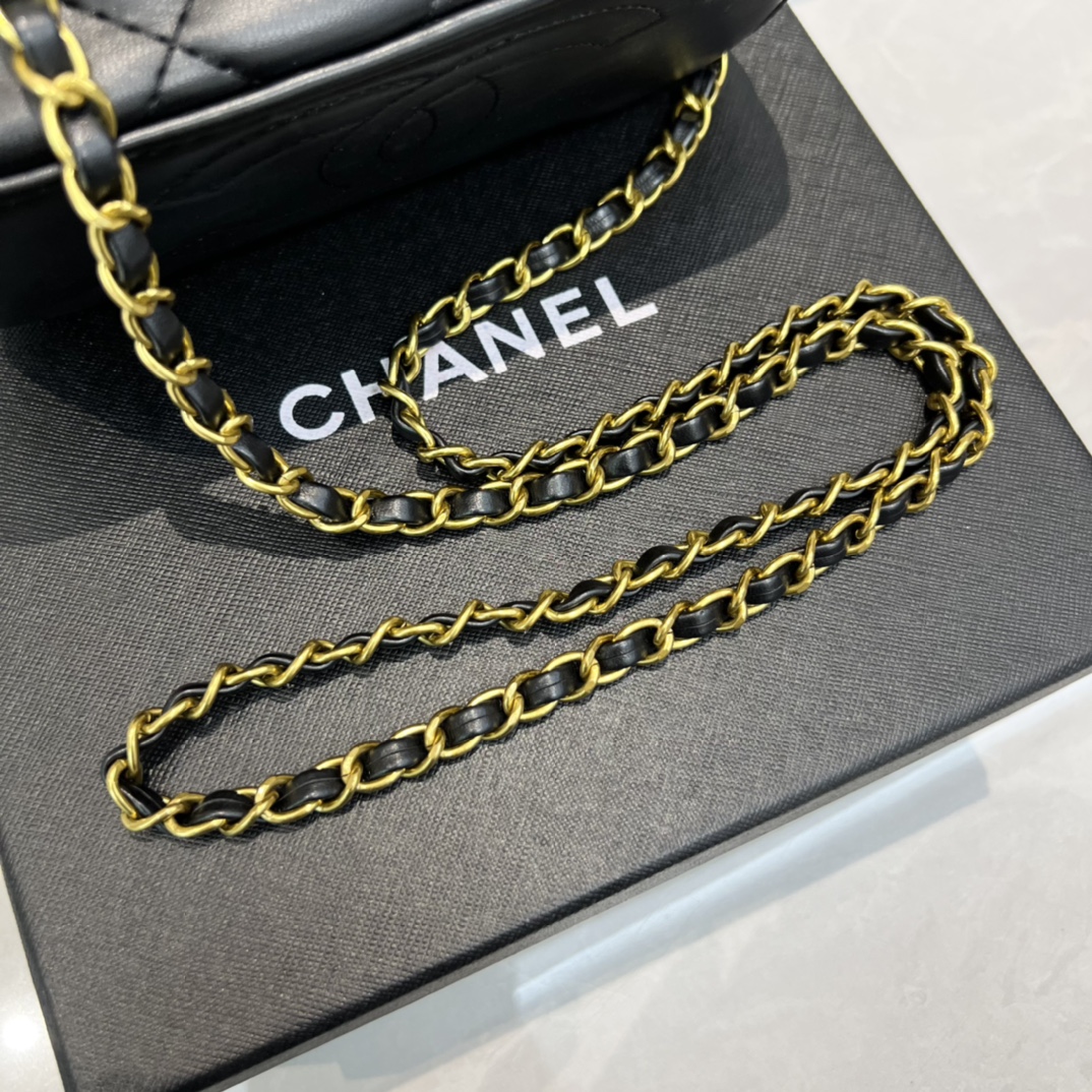 新款 CHANEL#金手柄盒子包赠品款#,复古王者金属手柄,贵气感一下子拿捏,很精致,手拎个斜挎都可以,容量很友好~尺寸:17-8-11cm 8