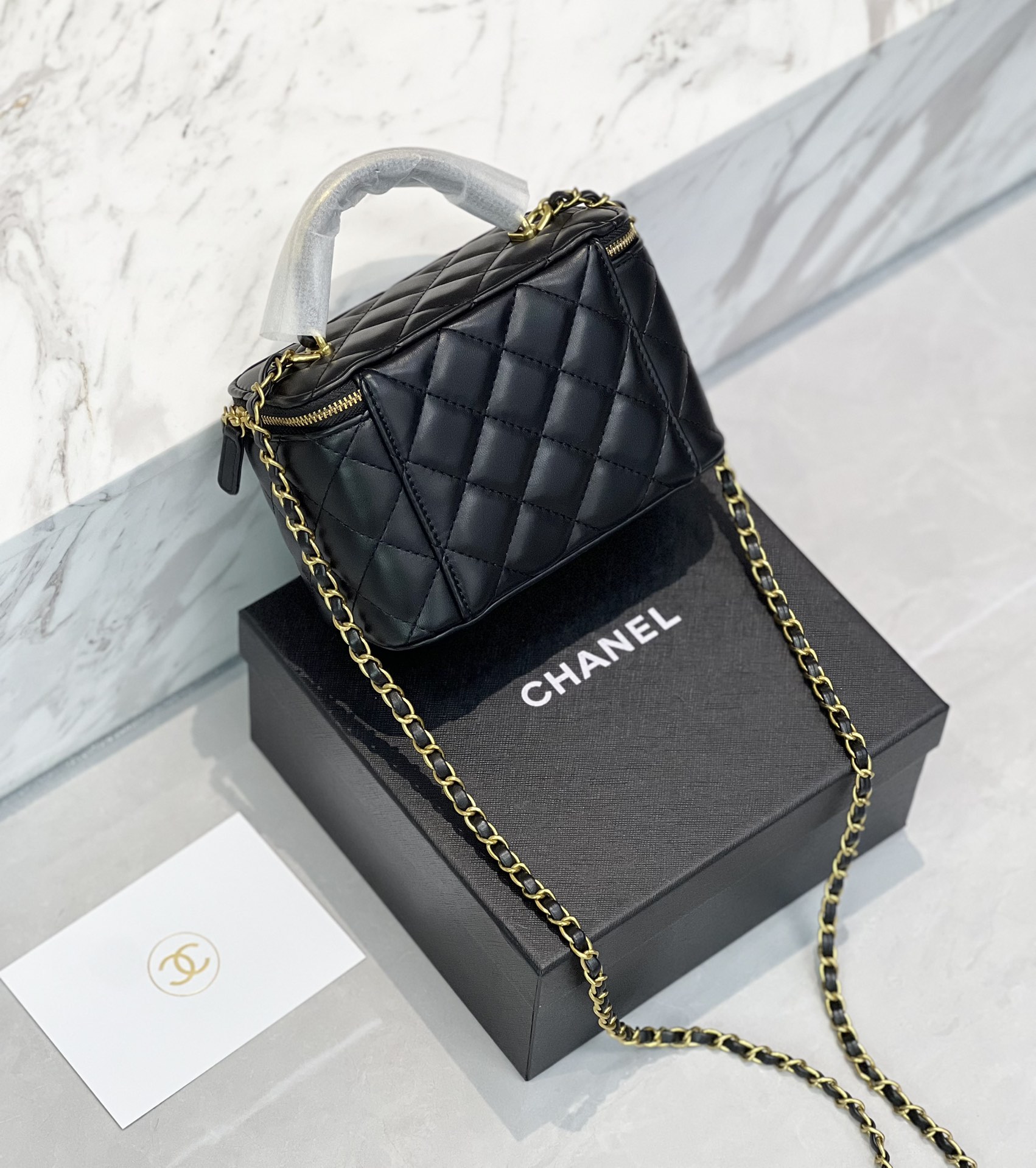 新款 CHANEL#金手柄盒子包赠品款#,复古王者金属手柄,贵气感一下子拿捏,很精致,手拎个斜挎都可以,容量很友好~尺寸:17-8-11cm 3