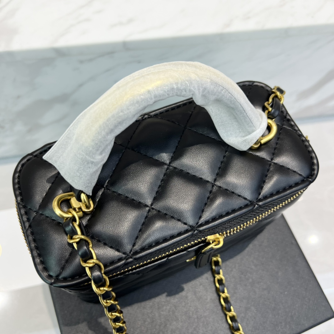 新款 CHANEL#金手柄盒子包赠品款#,复古王者金属手柄,贵气感一下子拿捏,很精致,手拎个斜挎都可以,容量很友好~尺寸:17-8-11cm 5
