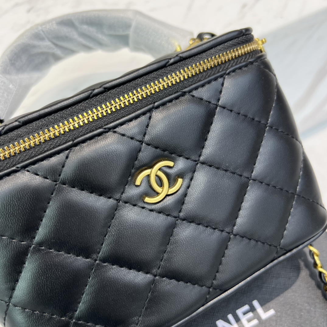 新款 CHANEL#金手柄盒子包赠品款#,复古王者金属手柄,贵气感一下子拿捏,很精致,手拎个斜挎都可以,容量很友好~尺寸:17-8-11cm 4