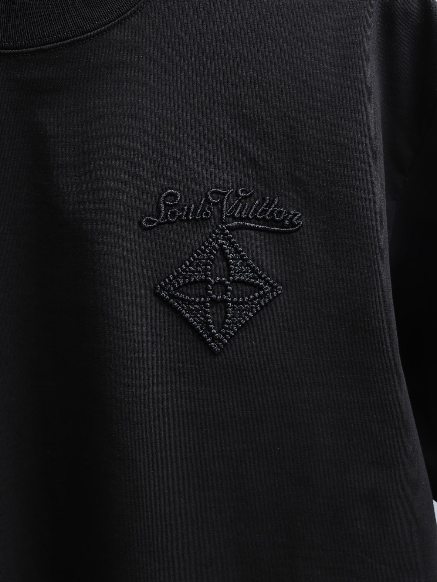 LOUIS VUITTON 路易威登 26SS 后背太阳花刺绣圆领短袖-Chinese UA Cheap High Quatity Brand Clothes Bags handbags Sneakers wholesale wholesaler seller from China Factory suppliers Fashion Clothing Shoes best Quality Beautiful Price LOUIS VUITTON 路易威登 26SS 后背太阳花刺绣圆领短袖