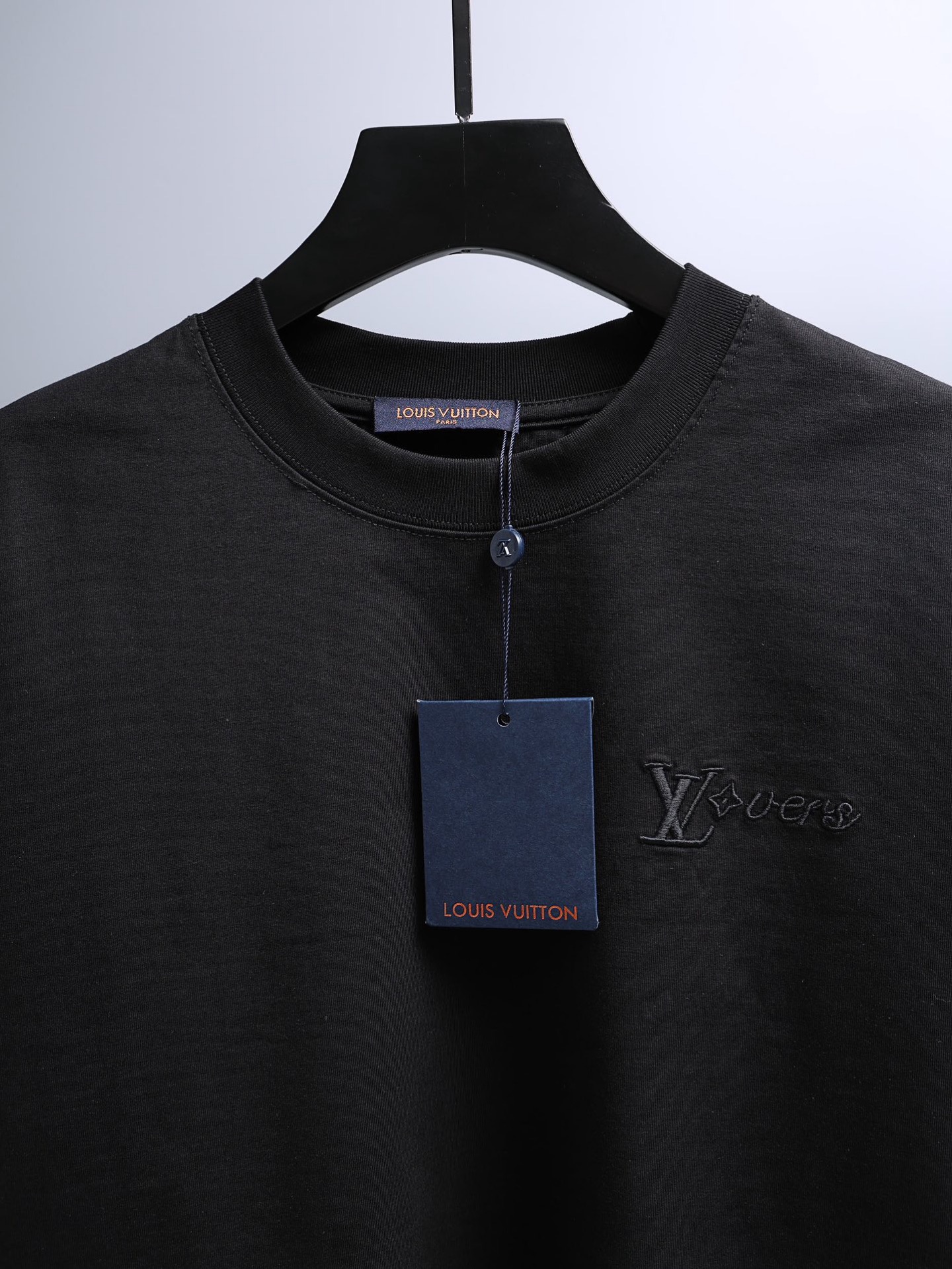 LOUIS VUITTON 路易威登 26SS 胸口logo小标刺绣圆领短袖-Chinese UA Cheap High Quatity Brand Clothes Bags handbags Sneakers wholesale wholesaler seller from China Factory suppliers Fashion Clothing Shoes best Quality Beautiful Price LOUIS VUITTON 路易威登 26SS 胸口logo小标刺绣圆领短袖