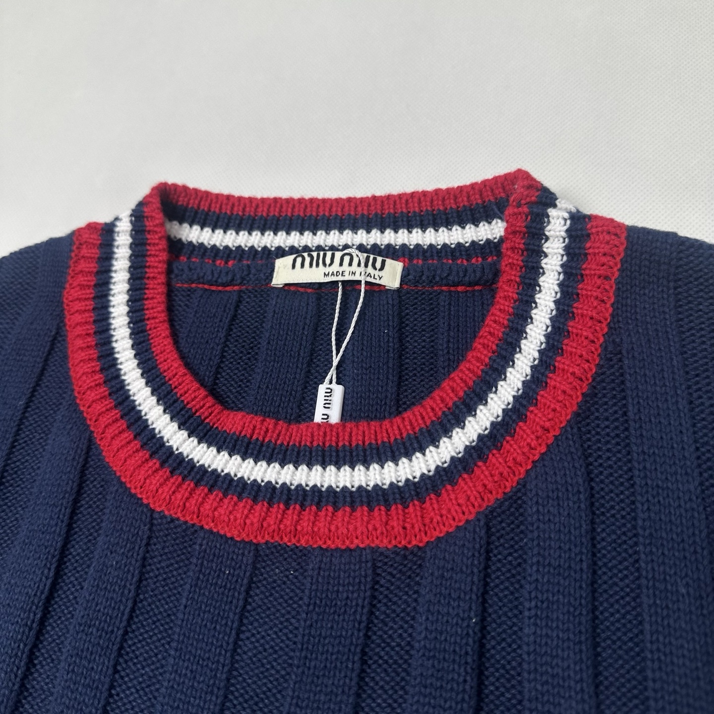 MIUMIU/缪缪 26SS徽标学院风短袖针织衫 藏蓝 白色-Chinese UA Cheap High Quatity Brand Clothes Bags handbags Sneakers wholesale wholesaler seller from China Factory suppliers Fashion Clothing Shoes best Quality Beautiful Price MIUMIU/缪缪 26SS徽标学院风短袖针织衫 藏蓝 白色