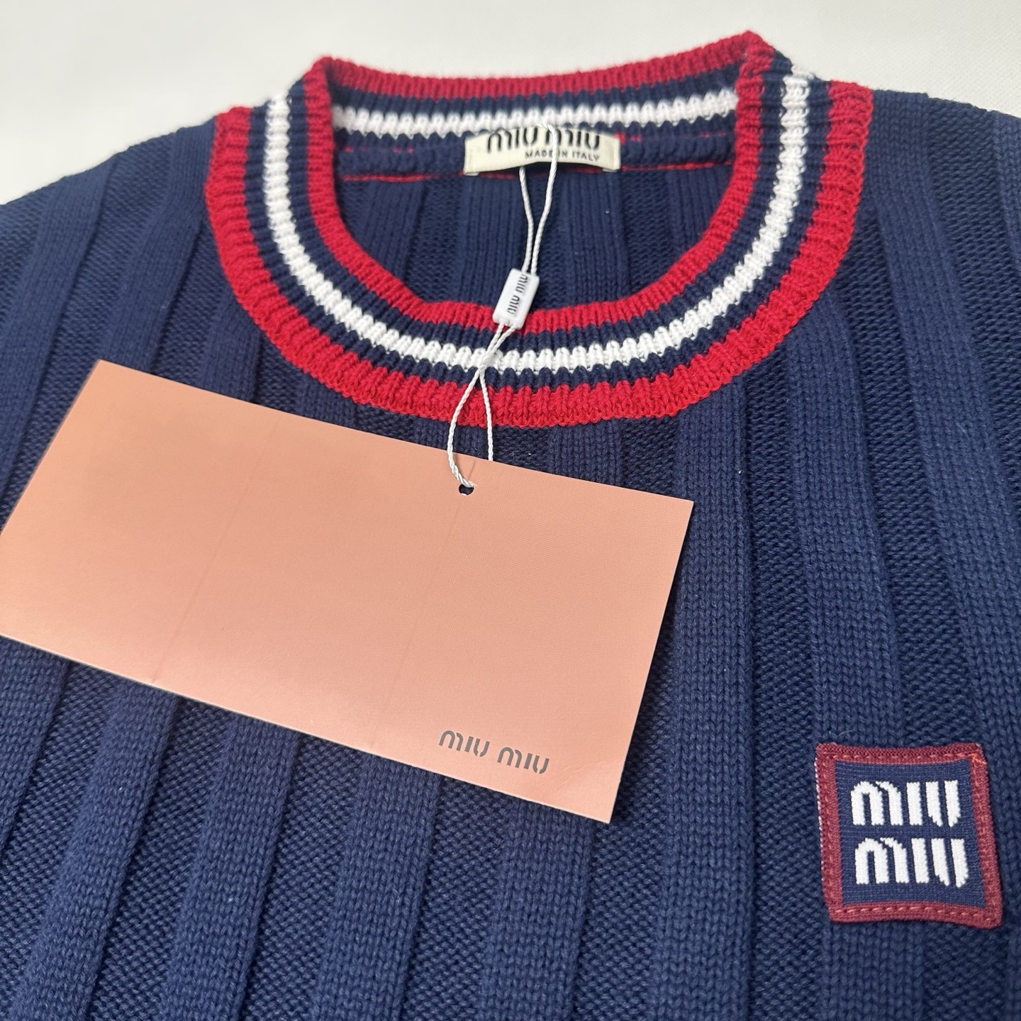 MIUMIU/缪缪 26SS徽标学院风短袖针织衫 藏蓝 白色-Chinese UA Cheap High Quatity Brand Clothes Bags handbags Sneakers wholesale wholesaler seller from China Factory suppliers Fashion Clothing Shoes best Quality Beautiful Price MIUMIU/缪缪 26SS徽标学院风短袖针织衫 藏蓝 白色