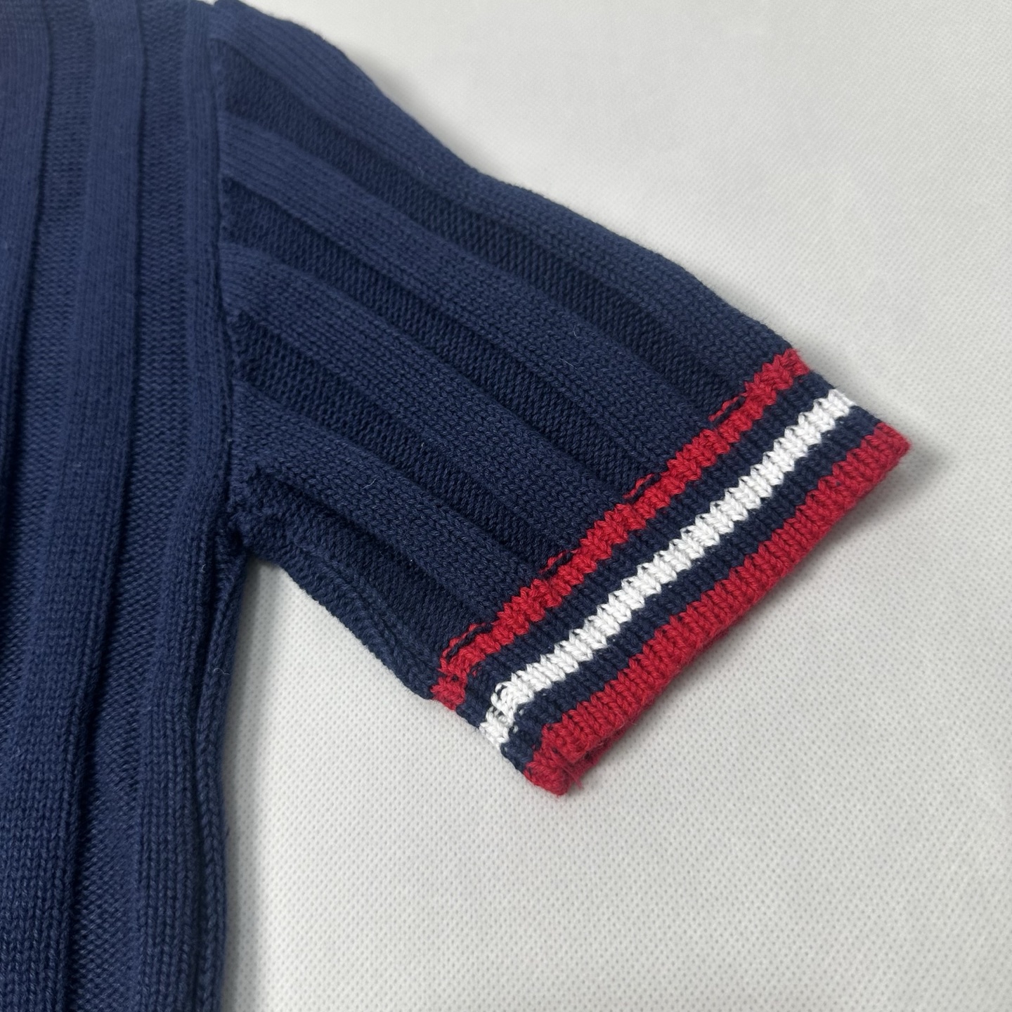 MIUMIU/缪缪 26SS徽标学院风短袖针织衫 藏蓝 白色-Chinese UA Cheap High Quatity Brand Clothes Bags handbags Sneakers wholesale wholesaler seller from China Factory suppliers Fashion Clothing Shoes best Quality Beautiful Price MIUMIU/缪缪 26SS徽标学院风短袖针织衫 藏蓝 白色