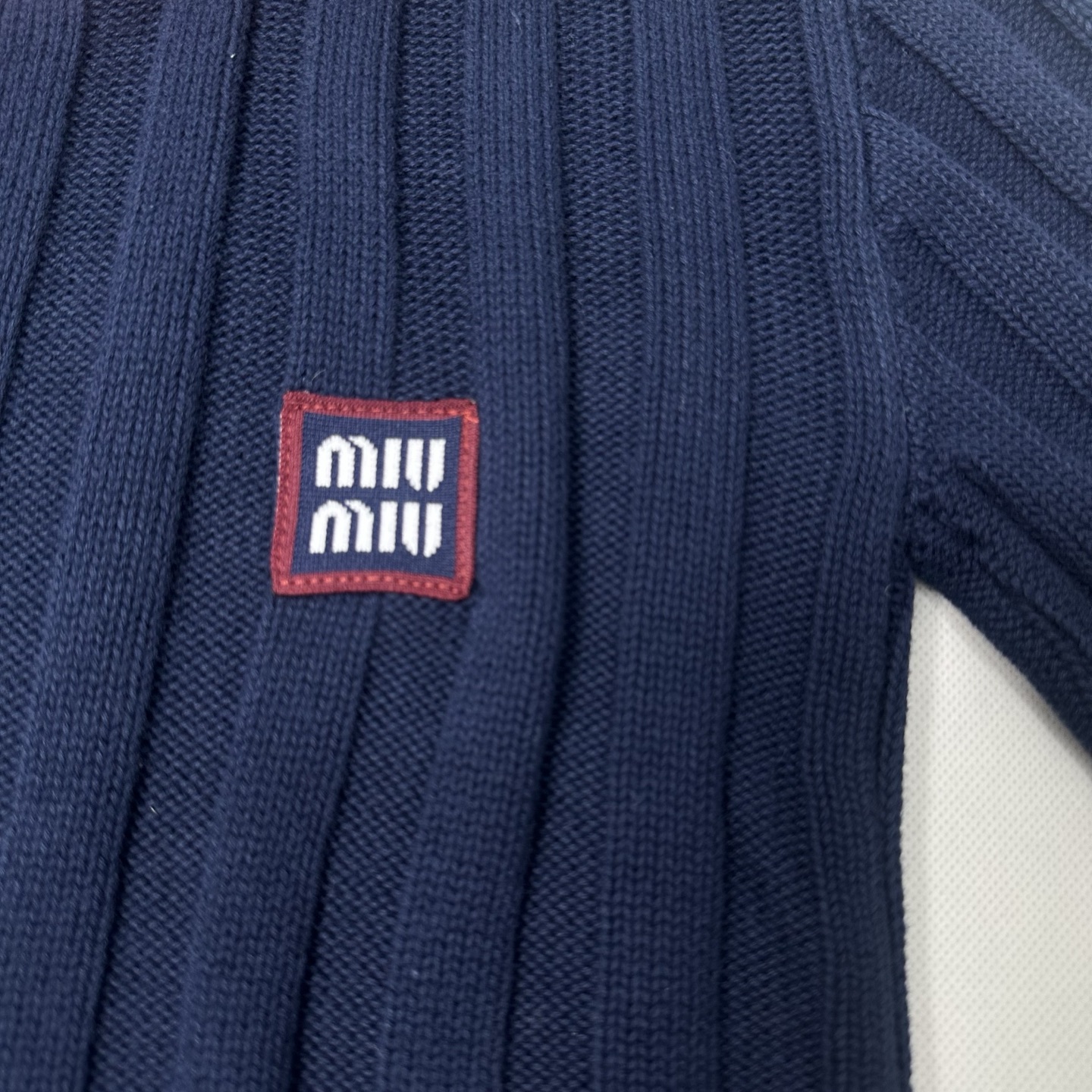 MIUMIU/缪缪 26SS徽标学院风短袖针织衫 藏蓝 白色-Chinese UA Cheap High Quatity Brand Clothes Bags handbags Sneakers wholesale wholesaler seller from China Factory suppliers Fashion Clothing Shoes best Quality Beautiful Price MIUMIU/缪缪 26SS徽标学院风短袖针织衫 藏蓝 白色