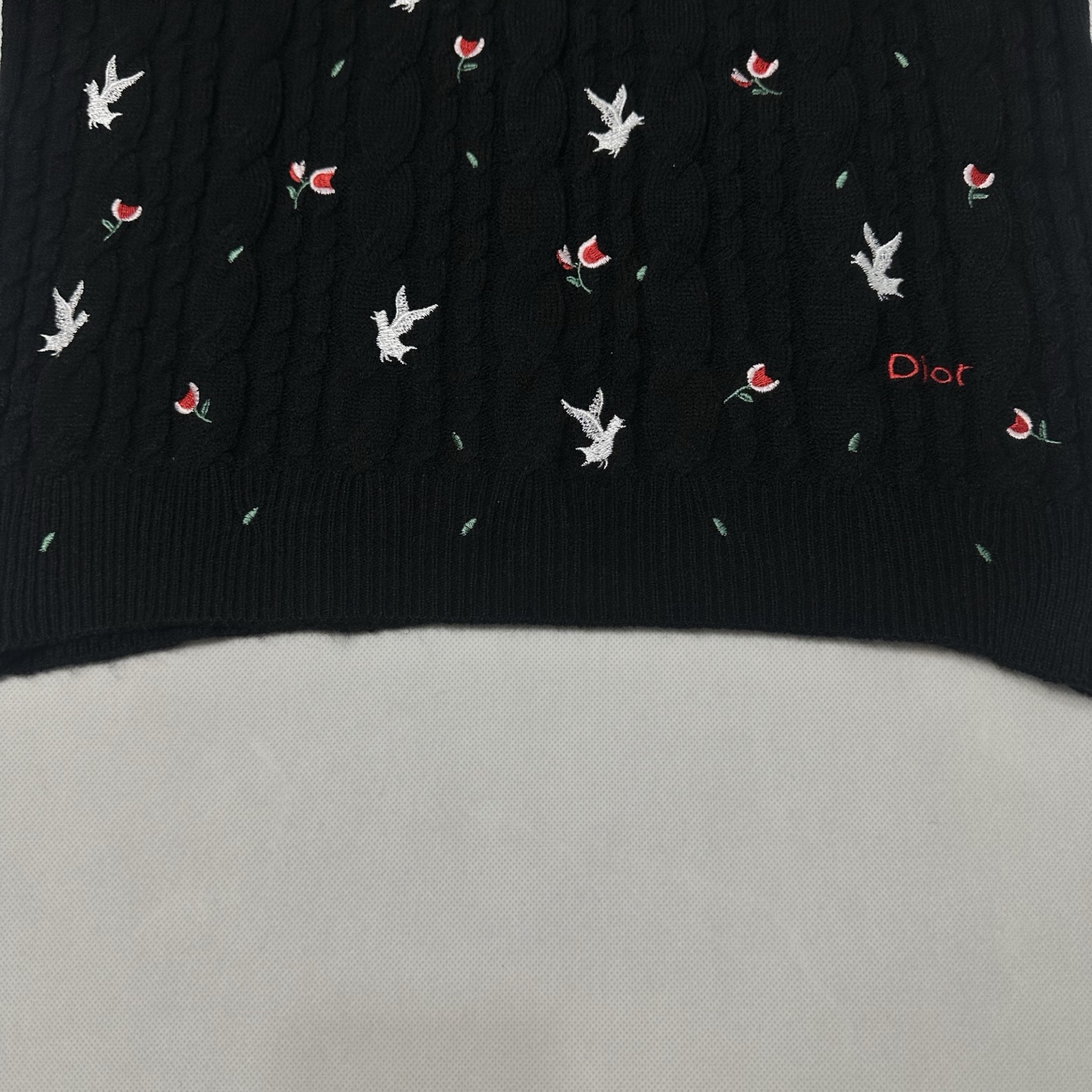 DIOR/迪奥 26SS 花卉白鸽刺绣麻花针织短袖 黑色 白色-Chinese UA Cheap High Quatity Brand Clothes Bags handbags Sneakers wholesale wholesaler seller from China Factory suppliers Fashion Clothing Shoes best Quality Beautiful Price DIOR/迪奥 26SS 花卉白鸽刺绣麻花针织短袖 黑色 白色