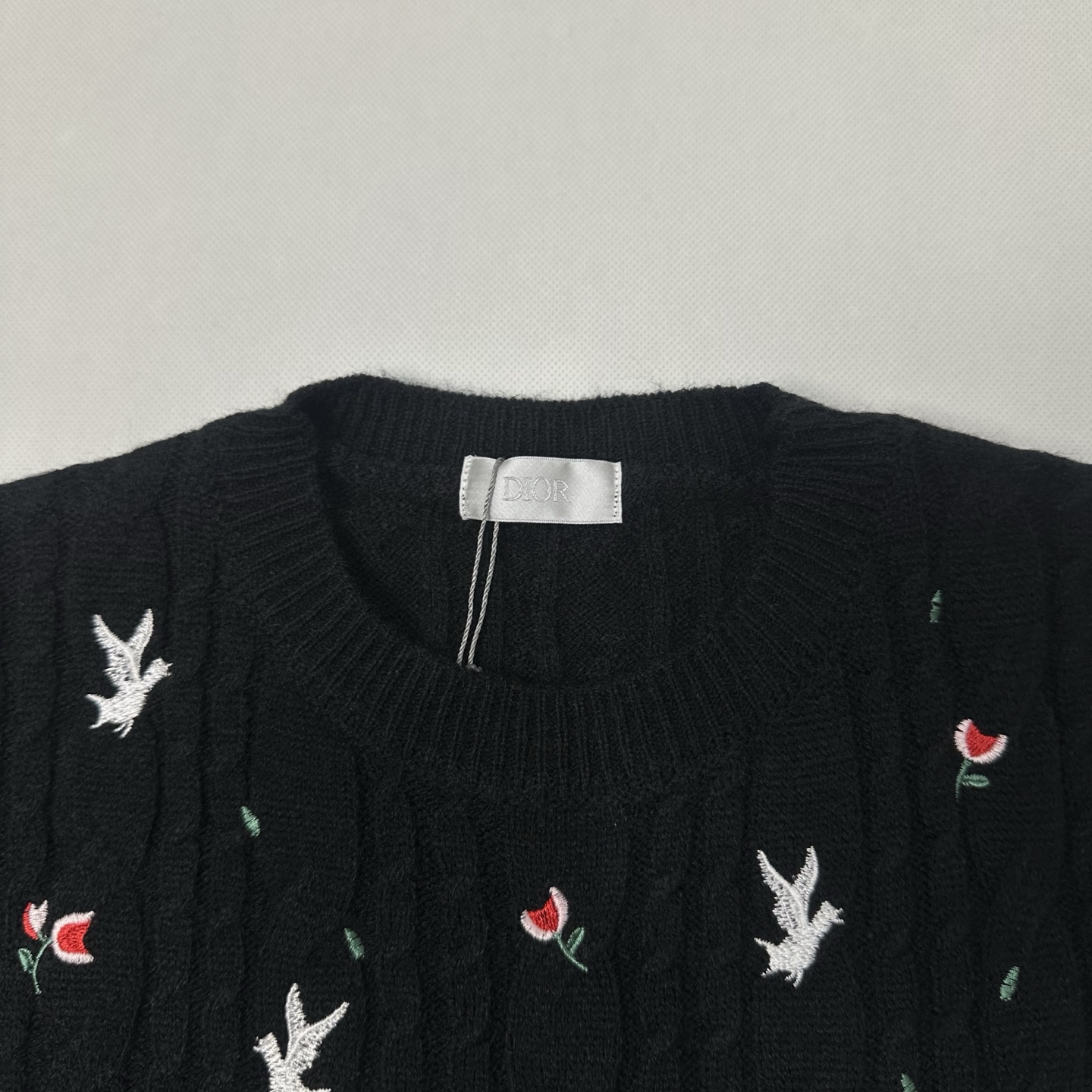 DIOR/迪奥 26SS 花卉白鸽刺绣麻花针织短袖 黑色 白色-Chinese UA Cheap High Quatity Brand Clothes Bags handbags Sneakers wholesale wholesaler seller from China Factory suppliers Fashion Clothing Shoes best Quality Beautiful Price DIOR/迪奥 26SS 花卉白鸽刺绣麻花针织短袖 黑色 白色