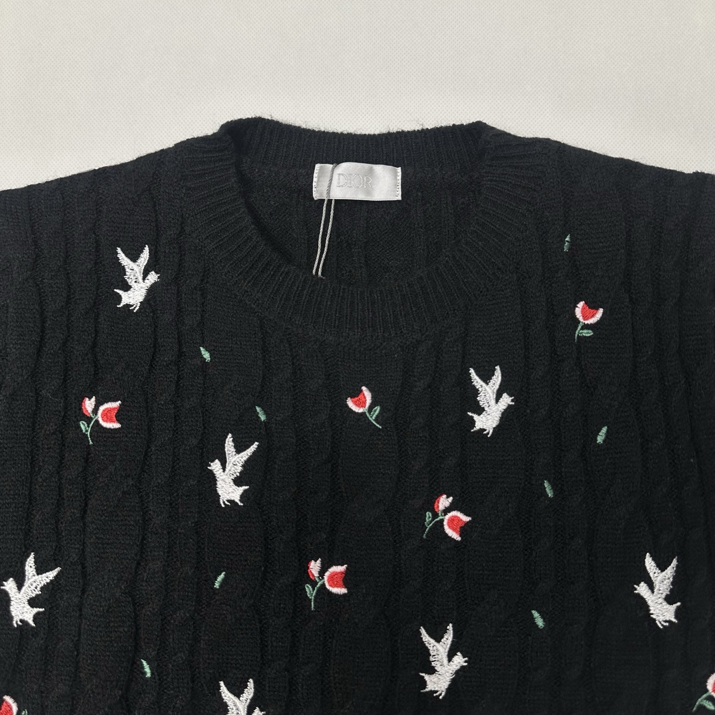 DIOR/迪奥 26SS 花卉白鸽刺绣麻花针织短袖 黑色 白色-Chinese UA Cheap High Quatity Brand Clothes Bags handbags Sneakers wholesale wholesaler seller from China Factory suppliers Fashion Clothing Shoes best Quality Beautiful Price DIOR/迪奥 26SS 花卉白鸽刺绣麻花针织短袖 黑色 白色