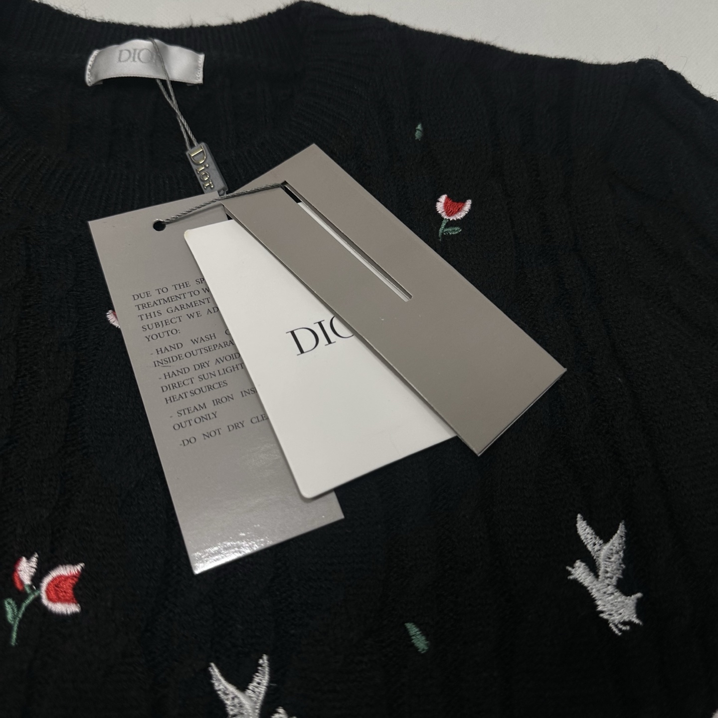DIOR/迪奥 26SS 花卉白鸽刺绣麻花针织短袖 黑色 白色-Chinese UA Cheap High Quatity Brand Clothes Bags handbags Sneakers wholesale wholesaler seller from China Factory suppliers Fashion Clothing Shoes best Quality Beautiful Price DIOR/迪奥 26SS 花卉白鸽刺绣麻花针织短袖 黑色 白色