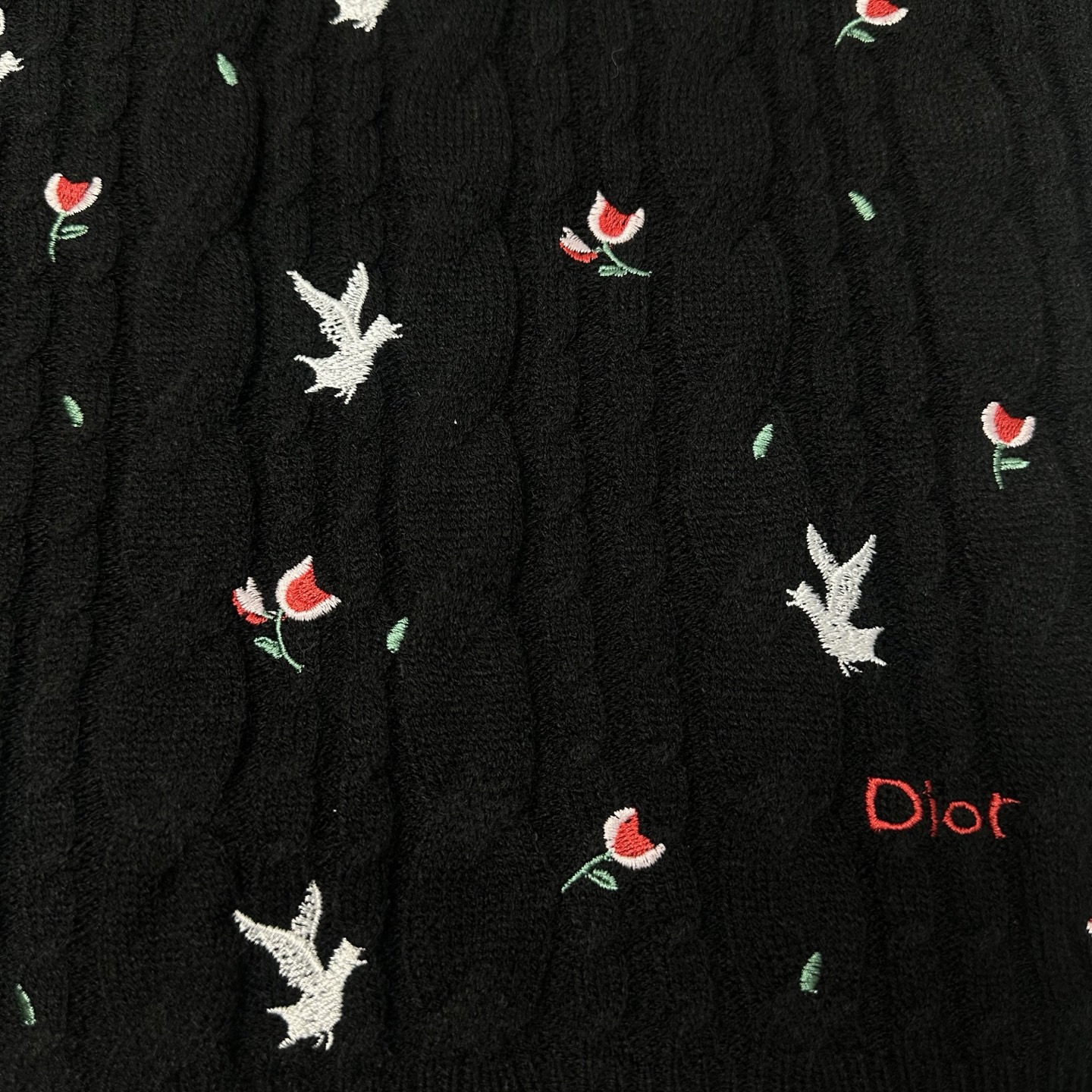 DIOR/迪奥 26SS 花卉白鸽刺绣麻花针织短袖 黑色 白色-Chinese UA Cheap High Quatity Brand Clothes Bags handbags Sneakers wholesale wholesaler seller from China Factory suppliers Fashion Clothing Shoes best Quality Beautiful Price DIOR/迪奥 26SS 花卉白鸽刺绣麻花针织短袖 黑色 白色