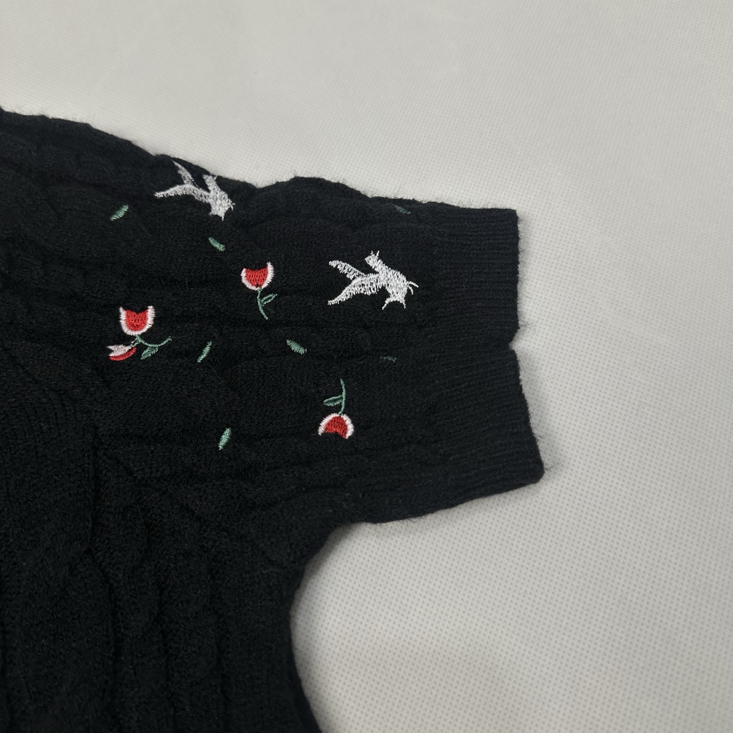 DIOR/迪奥 26SS 花卉白鸽刺绣麻花针织短袖 黑色 白色-Chinese UA Cheap High Quatity Brand Clothes Bags handbags Sneakers wholesale wholesaler seller from China Factory suppliers Fashion Clothing Shoes best Quality Beautiful Price DIOR/迪奥 26SS 花卉白鸽刺绣麻花针织短袖 黑色 白色