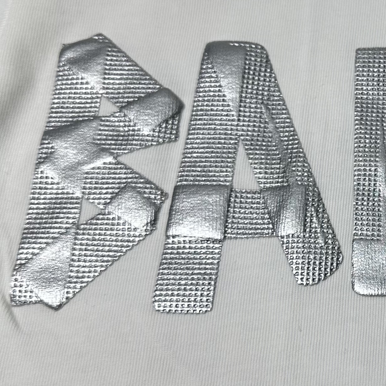 BALENCIAGA/巴黎世家 2026新版立体凹凸银色胶带短袖T恤 黑色 白色 BALENCIAGA/巴黎世家 2026新版立体凹凸银色胶带短袖T恤 黑色 白色