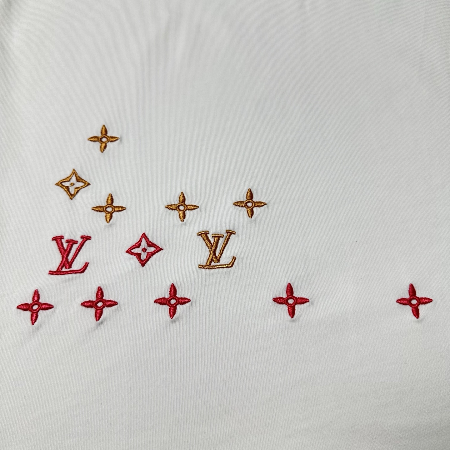 LOUIS VUITTON/路易威登 26SS下摆三花刺绣圆领短袖 黑色 白色 LOUIS VUITTON/路易威登 26SS下摆三花刺绣圆领短袖 黑色 白色
