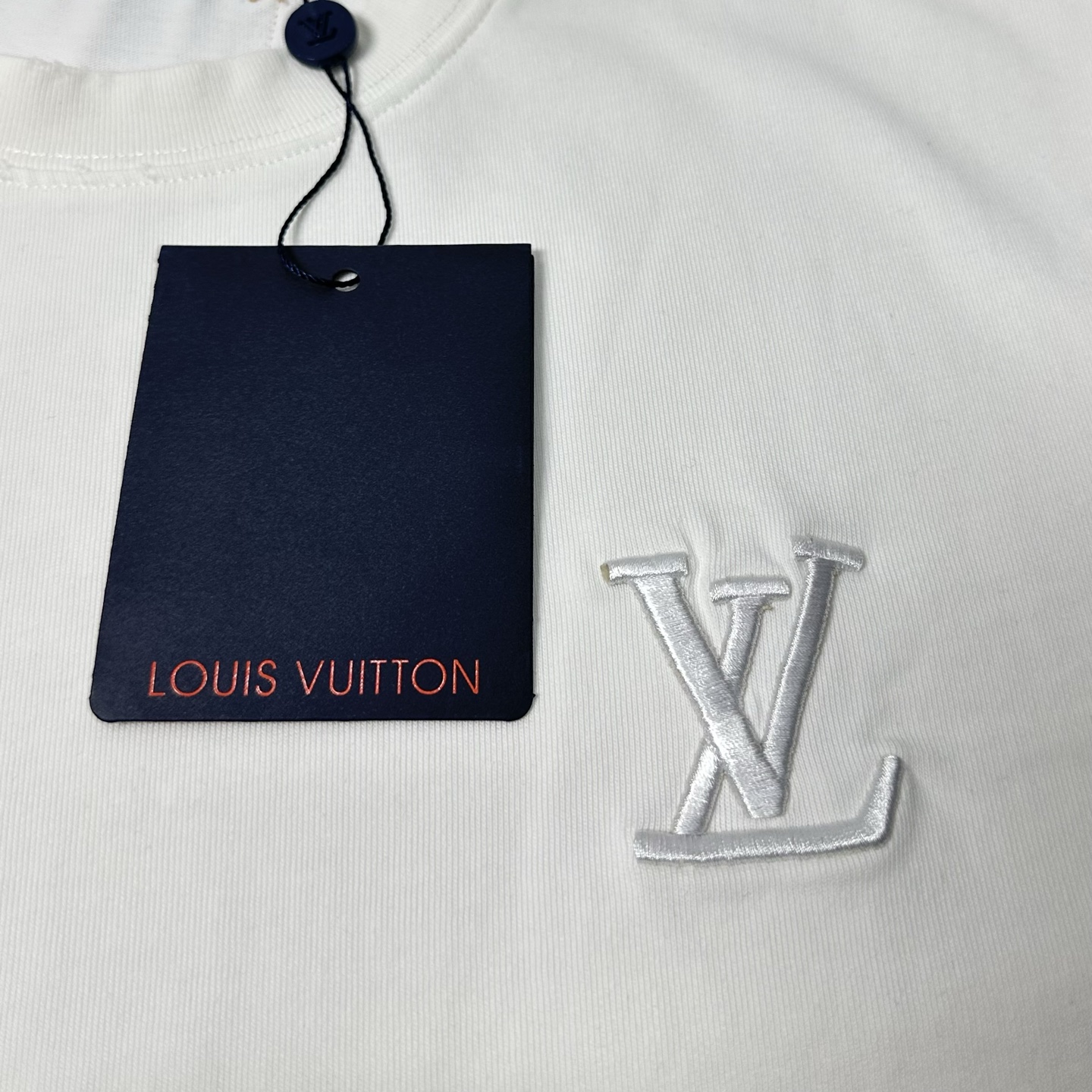 LOUIS VUITTON/路易威登 26SS下摆三花刺绣圆领短袖 黑色 白色 LOUIS VUITTON/路易威登 26SS下摆三花刺绣圆领短袖 黑色 白色
