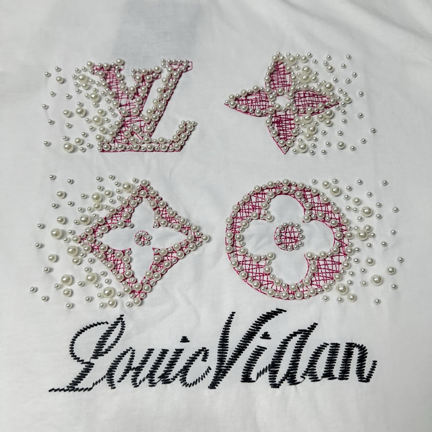 LOUIS VUITTON/路易威登 26SS线条钉珠刺绣圆领短袖 采用白色珍珠 粉色印花线条勾勒 黑色 白色