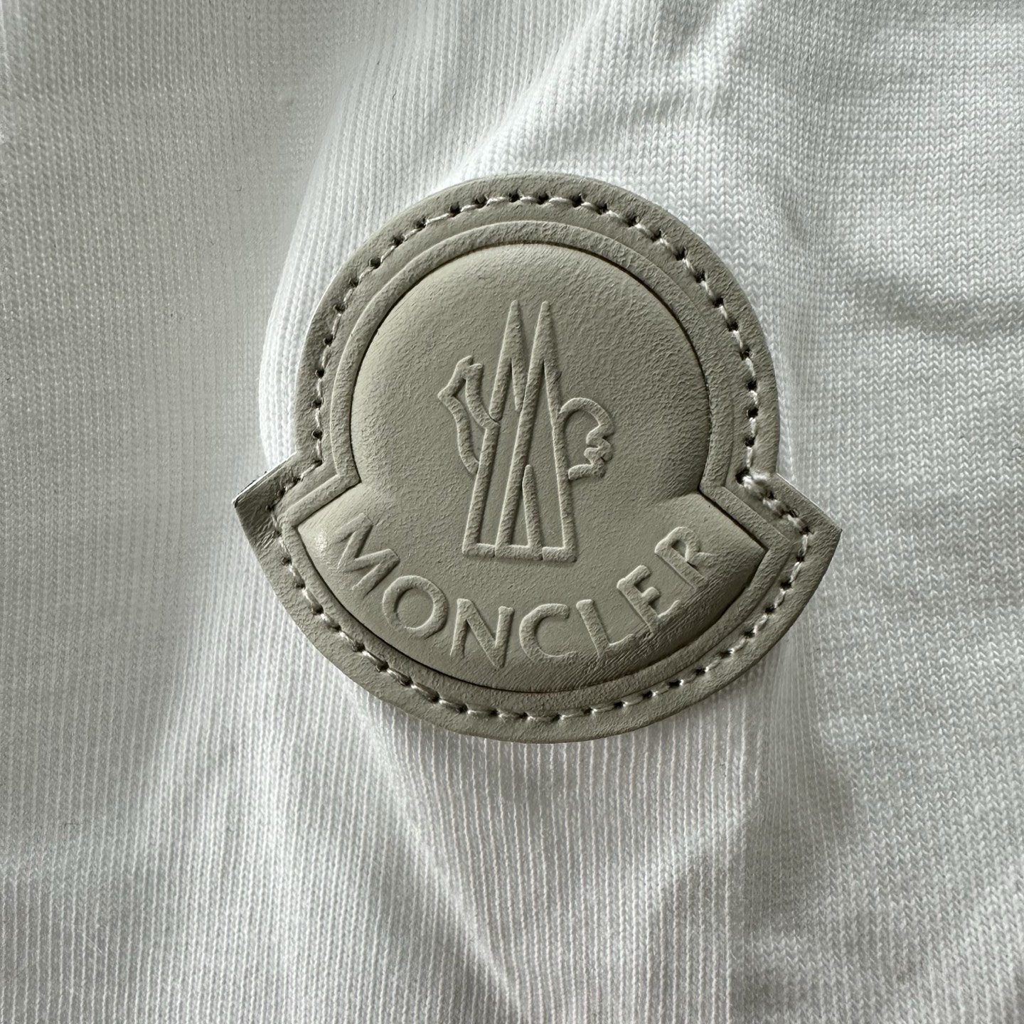 MONCLER/蒙口 26SS手臂拼皮logo圆领短袖-Chinese UA Cheap High Quatity Brand Clothes Bags handbags Sneakers wholesale wholesaler seller from China Factory suppliers Fashion Clothing Shoes best Quality Beautiful Price MONCLER/蒙口 26SS手臂拼皮logo圆领短袖