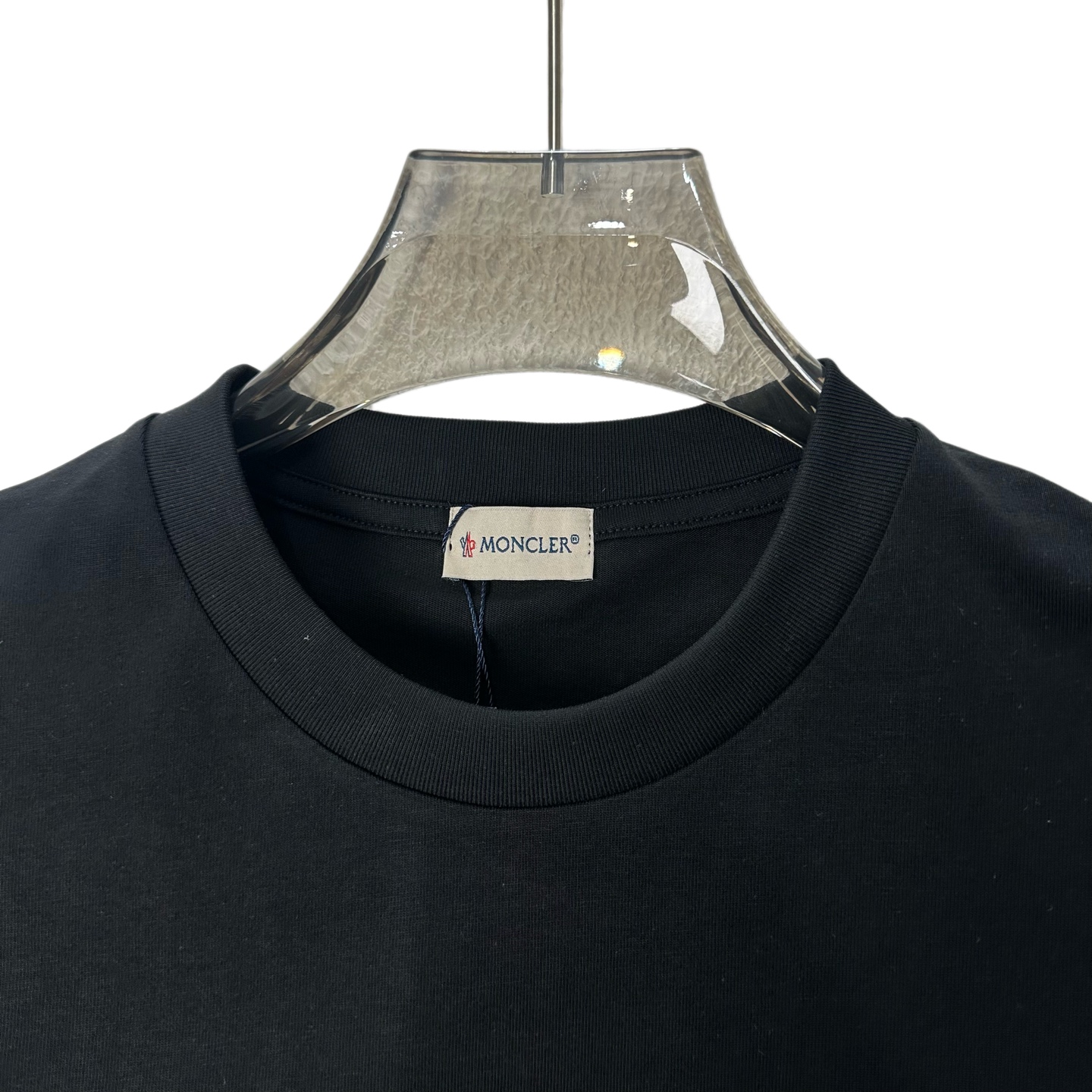MONCLER/蒙口 26SS手臂拼皮logo圆领短袖 黑色 白色-莆田鞋,莆田鞋货源,高仿鞋,高仿鞋货源,安福档口,莆田高仿鞋,莆田鞋批发,高仿鞋批发,莆田高仿运动鞋,高仿运动鞋,莆田运动鞋 MONCLER/蒙口 26SS手臂拼皮logo圆领短袖 黑色 白色