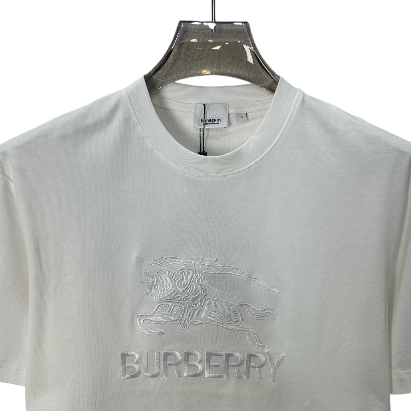 BURBERRY/巴宝莉 胸前战马Logo刺绣圆领短袖 定制面料280克双纱 胸口logo字母精致刺绣黑色 白色-Chinese UA Cheap High Quatity Brand Clothes Bags handbags Sneakers wholesale wholesaler seller from China Factory suppliers Fashion Clothing Shoes best Quality Beautiful Price BURBERRY/巴宝莉 胸前战马Logo刺绣圆领短袖 定制面料280克双纱 胸口logo字母精致刺绣黑色 白色