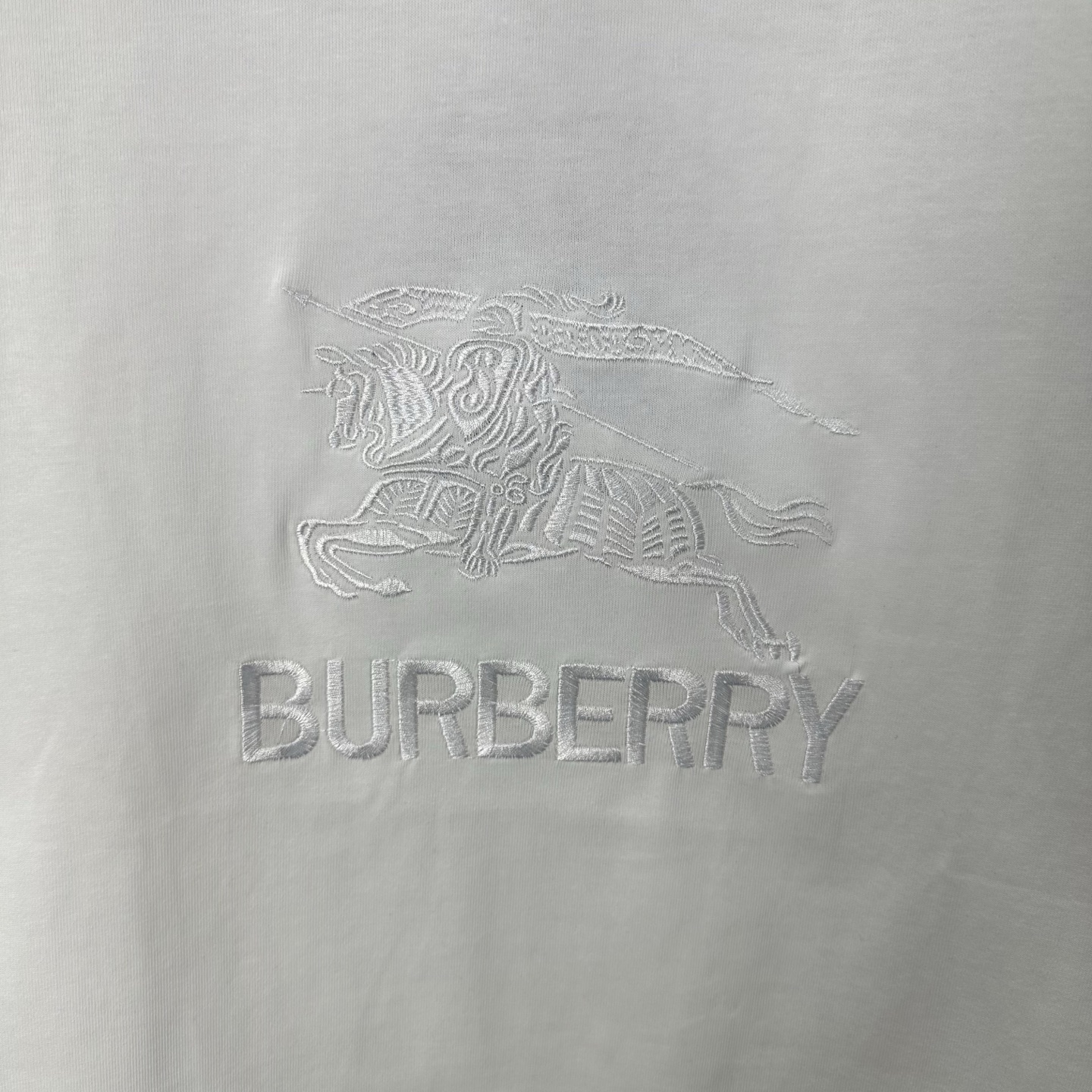 BURBERRY/巴宝莉 胸前战马Logo刺绣圆领短袖 定制面料280克双纱 胸口logo字母精致刺绣黑色 白色-Chinese UA Cheap High Quatity Brand Clothes Bags handbags Sneakers wholesale wholesaler seller from China Factory suppliers Fashion Clothing Shoes best Quality Beautiful Price BURBERRY/巴宝莉 胸前战马Logo刺绣圆领短袖 定制面料280克双纱 胸口logo字母精致刺绣黑色 白色