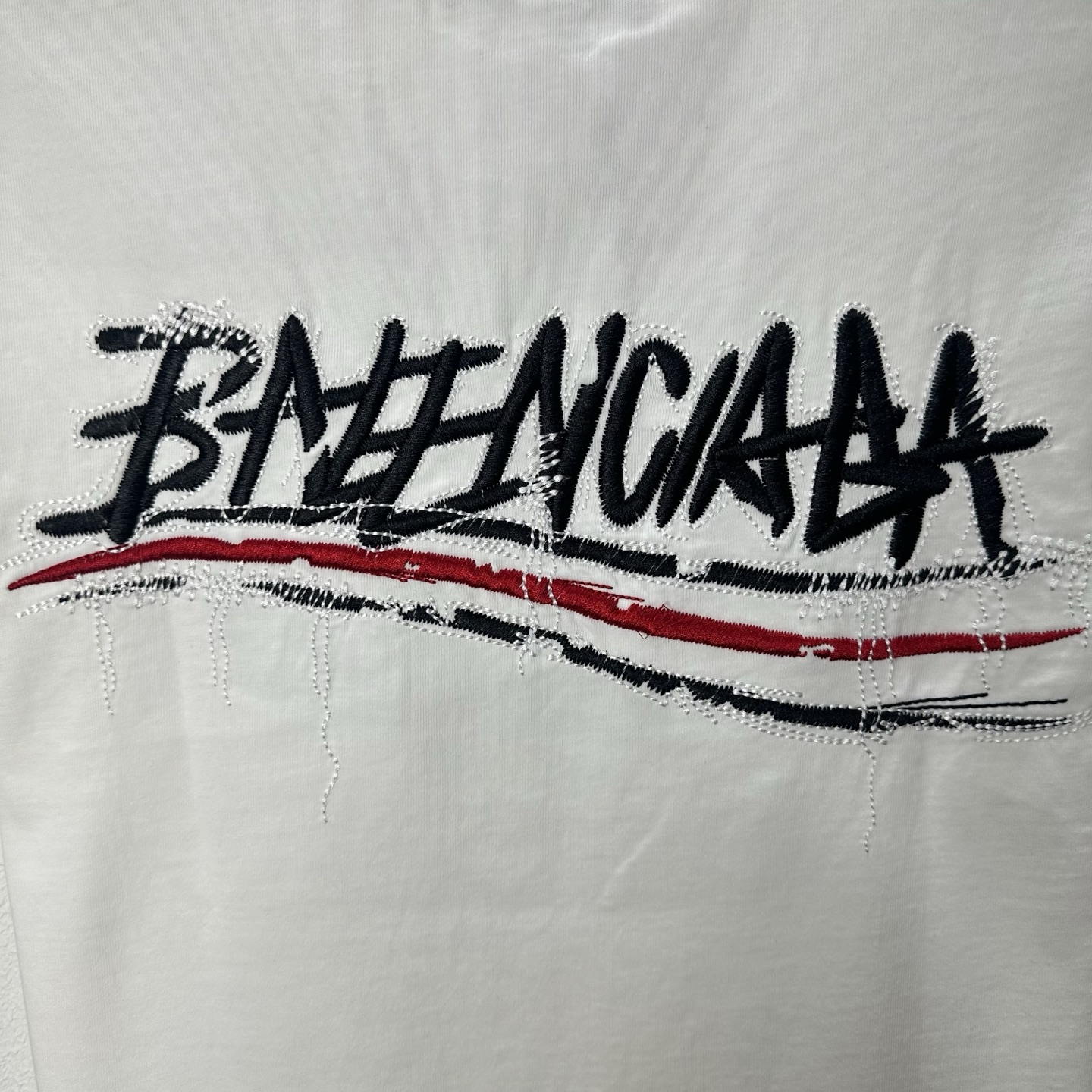 BALENCIAGA/巴黎世家 26SS新版流苏斑驳刺绣可乐圆领短袖 黑色 白色