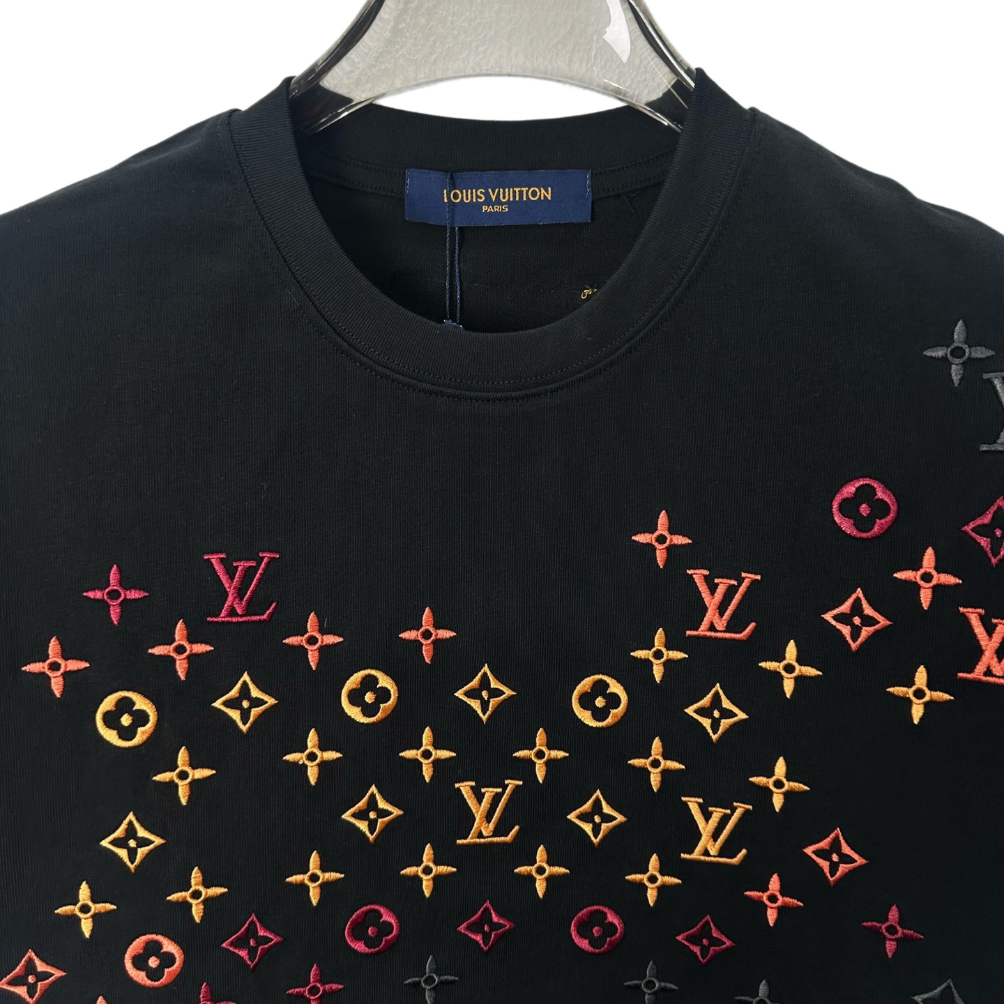 LOUIS VUITTON/路易威登 全幅三花满印刺绣圆领短袖 黑色 白色-Top High Quatity Cheap Sneakers Fashion Clothing Clothes Bags handbags Shoes of all Brand wholesale With The best Quality And Beautiful Price from China Factory Chinese suppliers wholesaler seller LOUIS VUITTON/路易威登 全幅三花满印刺绣圆领短袖 黑色 白色