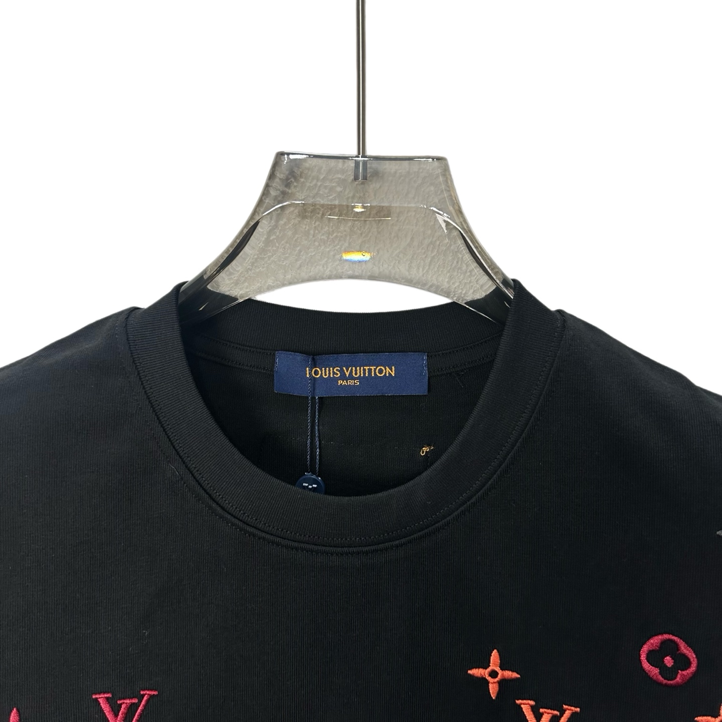LOUIS VUITTON/路易威登 全幅三花满印刺绣圆领短袖 黑色 白色-Top High Quatity Cheap Sneakers Fashion Clothing Clothes Bags handbags Shoes of all Brand wholesale With The best Quality And Beautiful Price from China Factory Chinese suppliers wholesaler seller LOUIS VUITTON/路易威登 全幅三花满印刺绣圆领短袖 黑色 白色