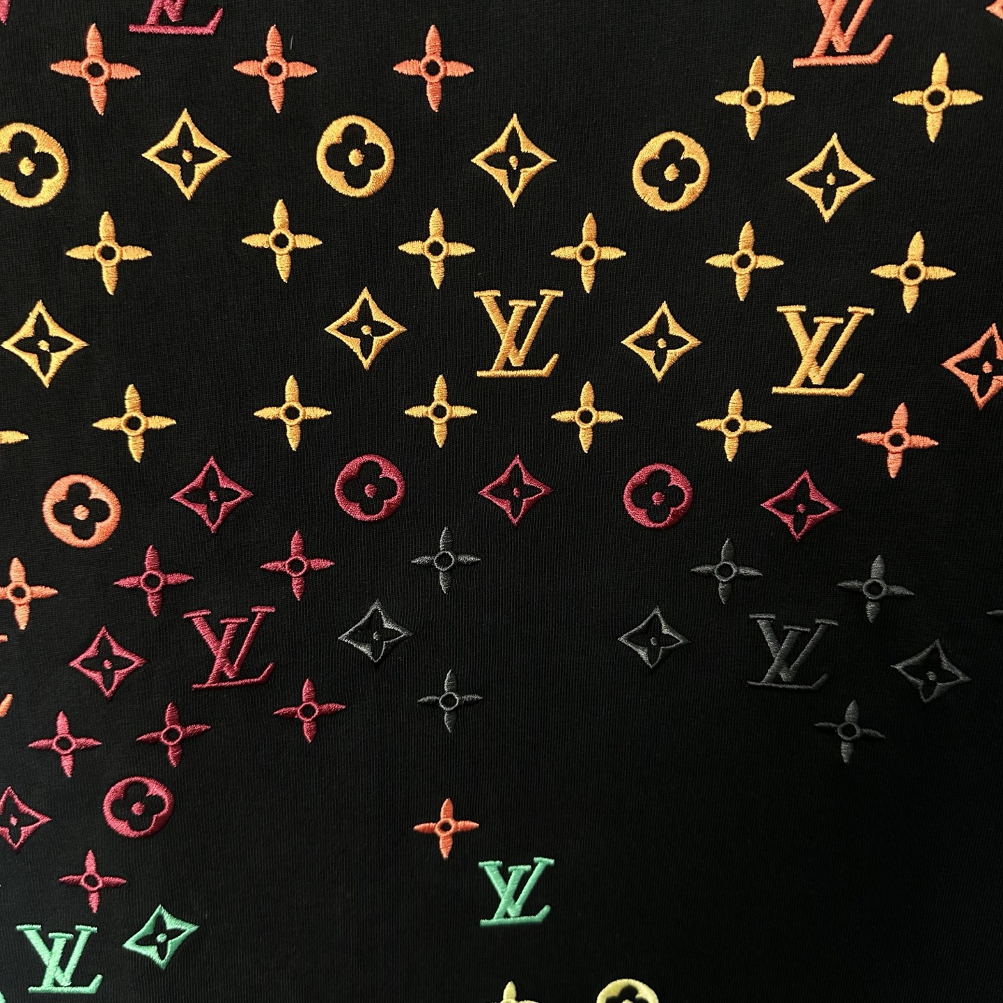 LOUIS VUITTON/路易威登 全幅三花满印刺绣圆领短袖 黑色 白色-Top High Quatity Cheap Sneakers Fashion Clothing Clothes Bags handbags Shoes of all Brand wholesale With The best Quality And Beautiful Price from China Factory Chinese suppliers wholesaler seller LOUIS VUITTON/路易威登 全幅三花满印刺绣圆领短袖 黑色 白色