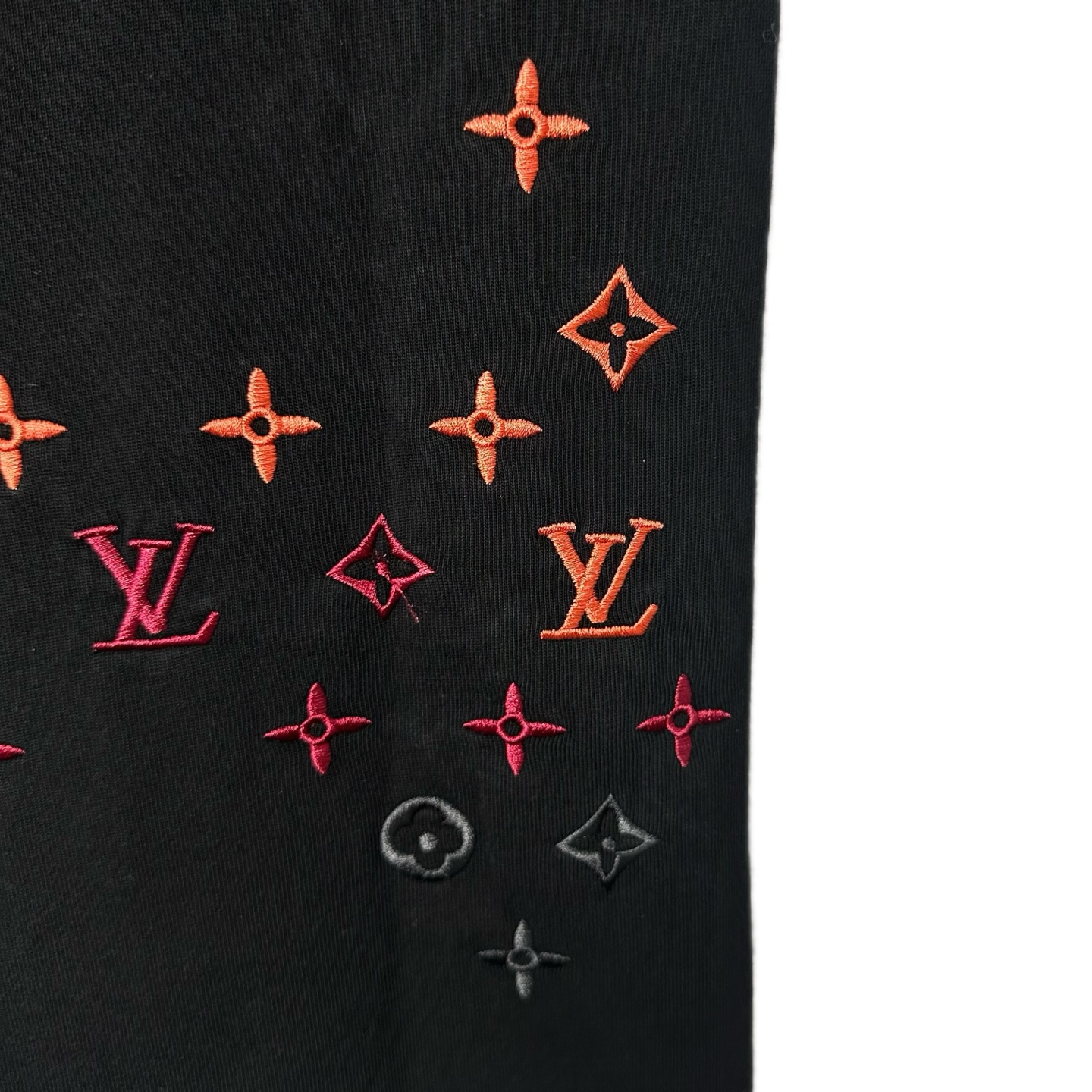 LOUIS VUITTON/路易威登 全幅三花满印刺绣圆领短袖 黑色 白色-Top High Quatity Cheap Sneakers Fashion Clothing Clothes Bags handbags Shoes of all Brand wholesale With The best Quality And Beautiful Price from China Factory Chinese suppliers wholesaler seller LOUIS VUITTON/路易威登 全幅三花满印刺绣圆领短袖 黑色 白色