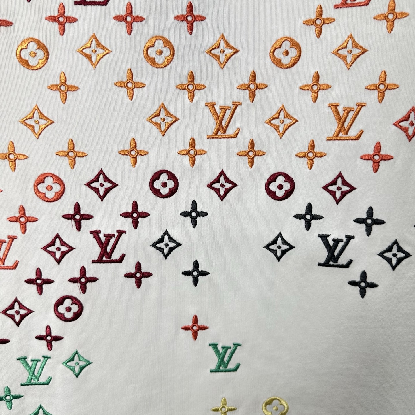 LOUIS VUITTON/路易威登 全幅三花满印刺绣圆领短袖 黑色 白色-Chinese UA Cheap High Quatity Brand Clothes Bags handbags Sneakers wholesale wholesaler seller from China Factory suppliers Fashion Clothing Shoes best Quality Beautiful Price LOUIS VUITTON/路易威登 全幅三花满印刺绣圆领短袖 黑色 白色