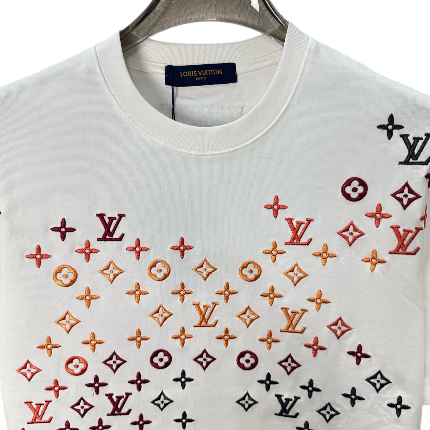 LOUIS VUITTON/路易威登 全幅三花满印刺绣圆领短袖 黑色 白色-Chinese UA Cheap High Quatity Brand Clothes Bags handbags Sneakers wholesale wholesaler seller from China Factory suppliers Fashion Clothing Shoes best Quality Beautiful Price LOUIS VUITTON/路易威登 全幅三花满印刺绣圆领短袖 黑色 白色