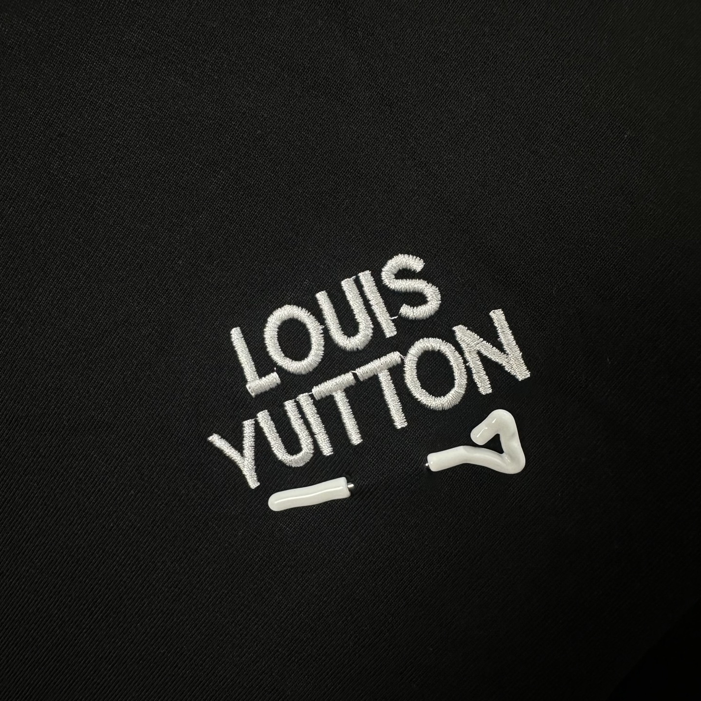 LOUIS VUITTON/路易威登 别针Logo刺绣圆领短袖 黑色 白色-莆田鞋,莆田鞋货源,高仿鞋,高仿鞋货源,安福档口,莆田高仿鞋,莆田鞋批发,高仿鞋批发,莆田高仿运动鞋,高仿运动鞋,莆田运动鞋 LOUIS VUITTON/路易威登 别针Logo刺绣圆领短袖 黑色 白色