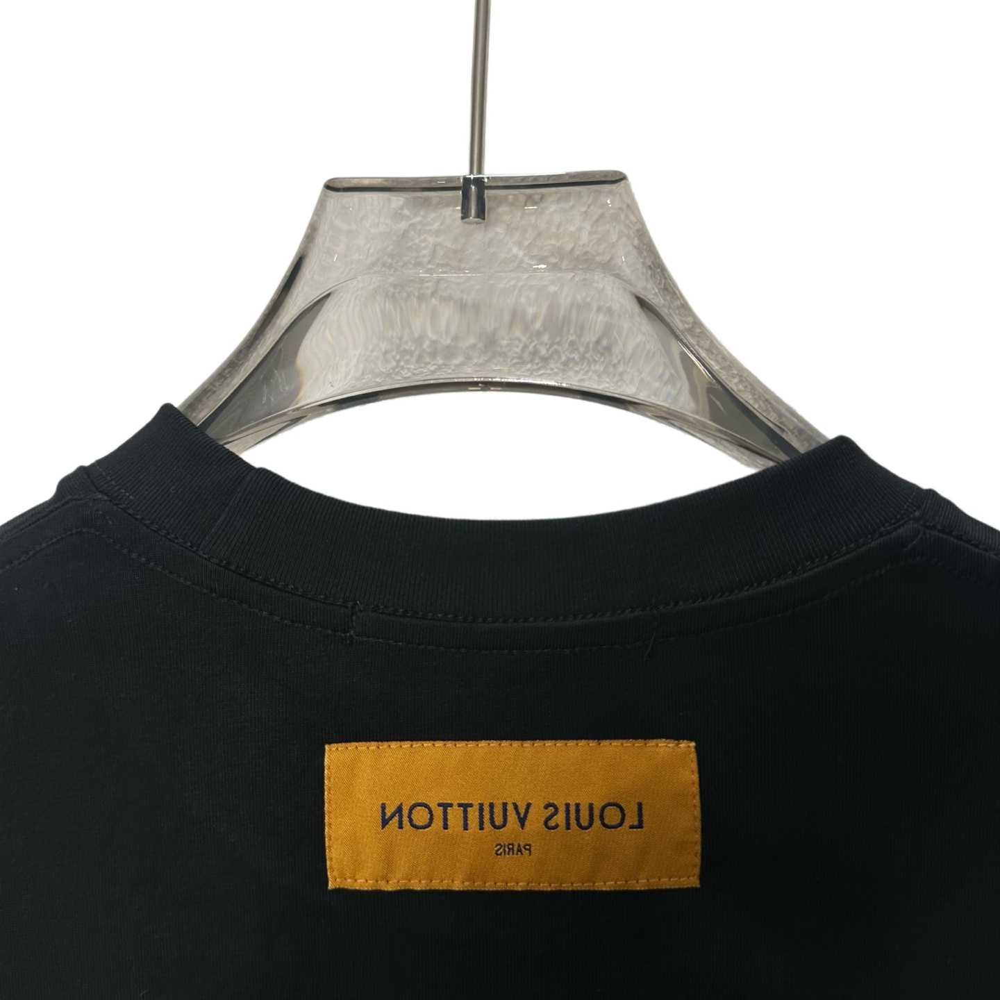 LOUIS VUITTON/路易威登 别针Logo刺绣圆领短袖 黑色 白色-莆田鞋,莆田鞋货源,高仿鞋,高仿鞋货源,安福档口,莆田高仿鞋,莆田鞋批发,高仿鞋批发,莆田高仿运动鞋,高仿运动鞋,莆田运动鞋 LOUIS VUITTON/路易威登 别针Logo刺绣圆领短袖 黑色 白色