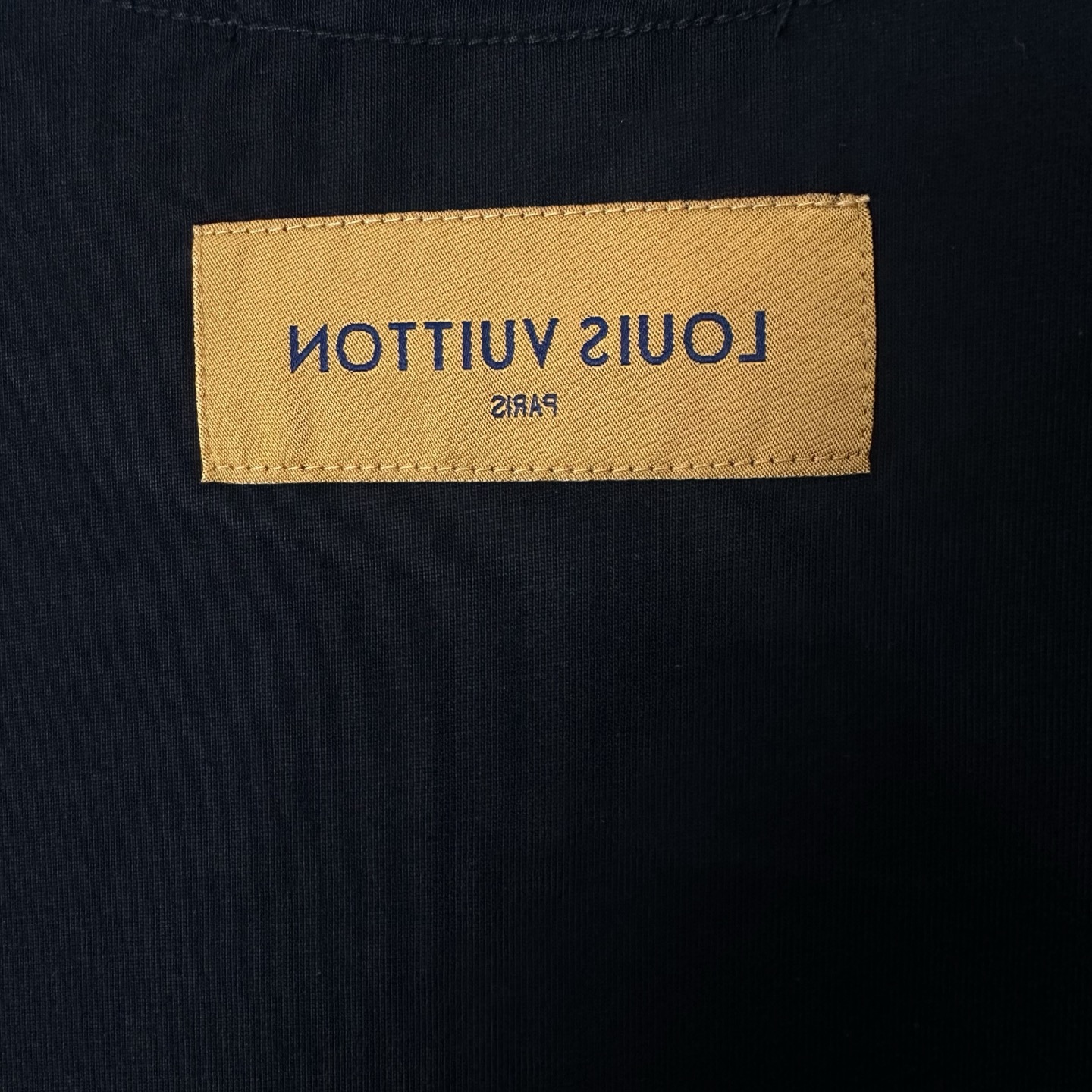 LOUIS VUITTON/路易威登 别针Logo刺绣圆领短袖 黑色 白色-莆田鞋,莆田鞋货源,高仿鞋,高仿鞋货源,安福档口,莆田高仿鞋,莆田鞋批发,高仿鞋批发,莆田高仿运动鞋,高仿运动鞋,莆田运动鞋 LOUIS VUITTON/路易威登 别针Logo刺绣圆领短袖 黑色 白色